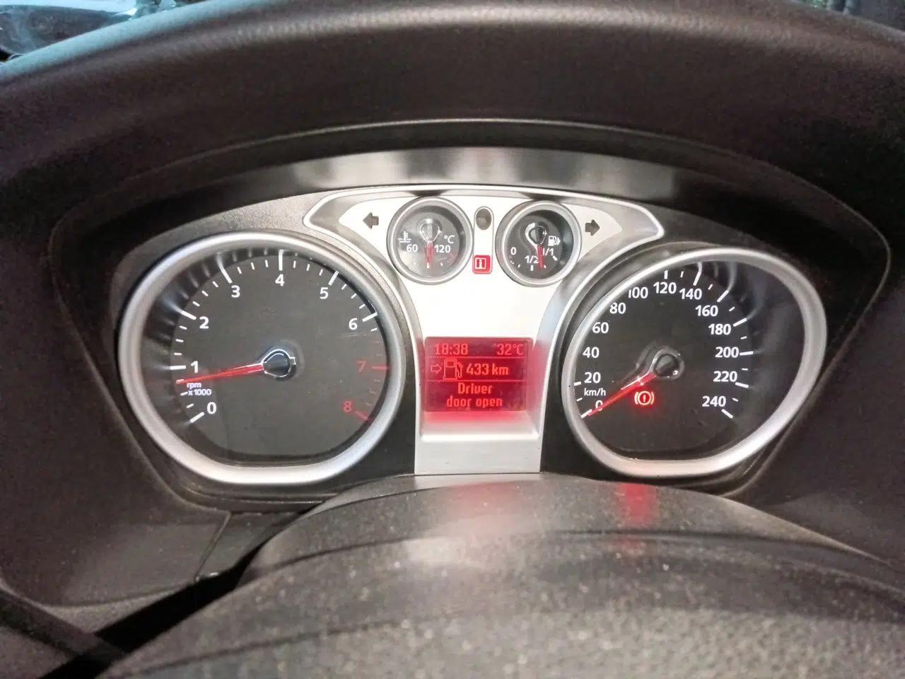 Ford Focus 2013 Hatchback Classic 1.8L Manual Base Model — миниатюра 11