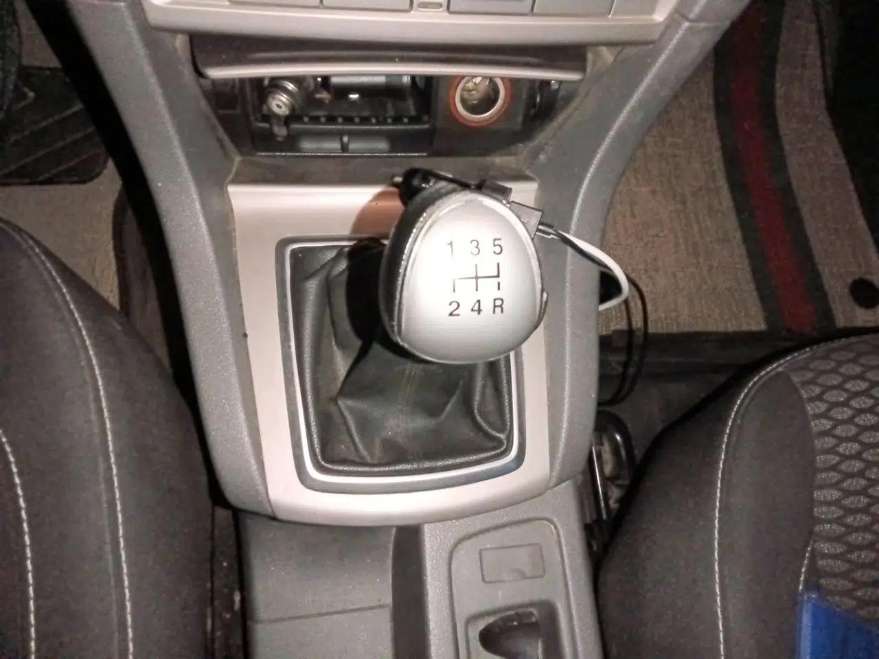 Ford Focus 2013 Hatchback Classic 1.8L Manual Base Model — миниатюра 14