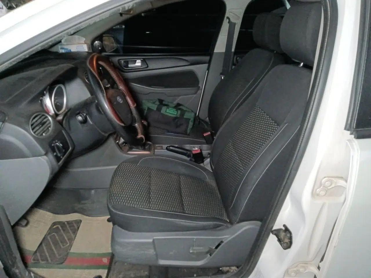 Ford Focus 2013 Hatchback Classic 1.8L Manual Base Model — миниатюра 15