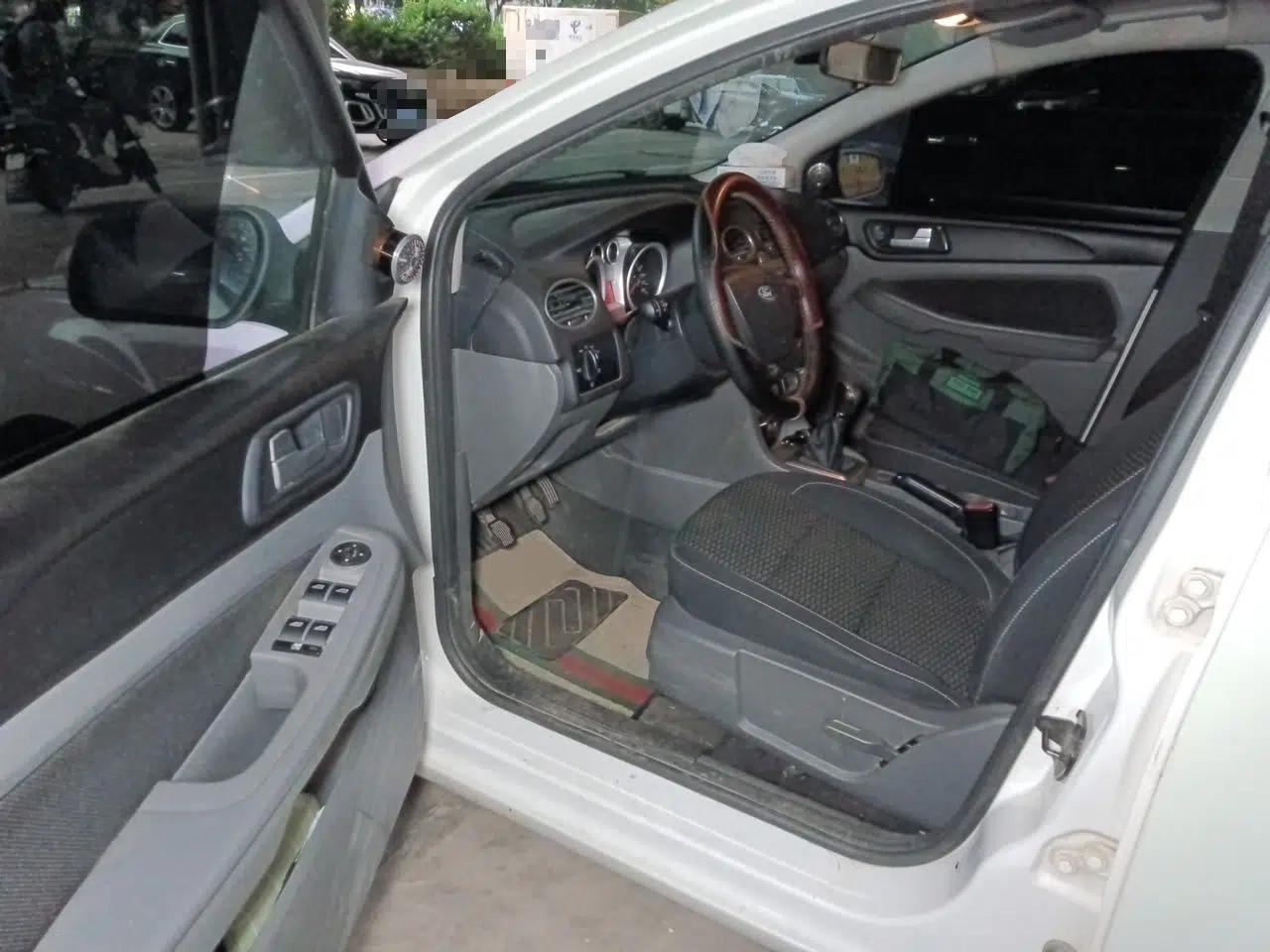 Ford Focus 2013 Hatchback Classic 1.8L Manual Base Model — миниатюра 16