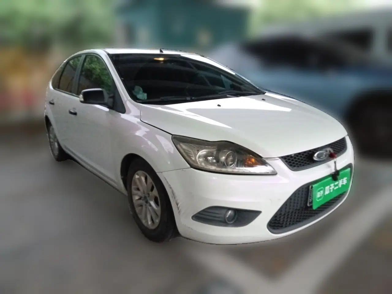 Ford Focus 2013 Hatchback Classic 1.8L Manual Base Model — миниатюра 3