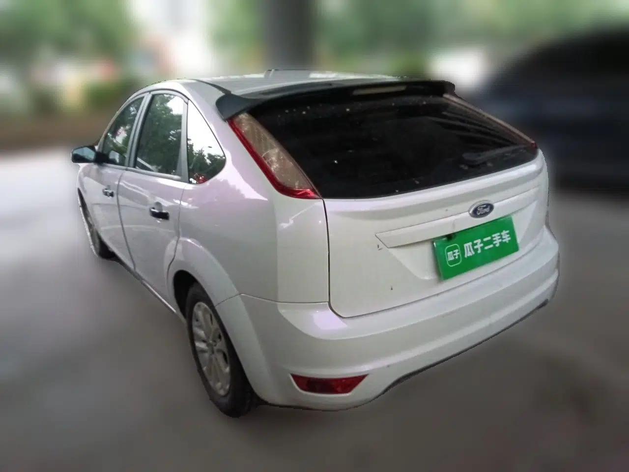 Ford Focus 2013 Hatchback Classic 1.8L Manual Base Model — миниатюра 4