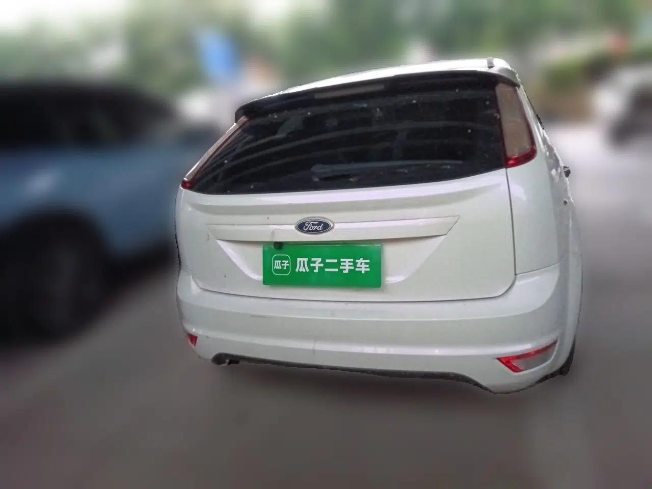 Ford Focus 2013 Hatchback Classic 1.8L Manual Base Model — миниатюра 5