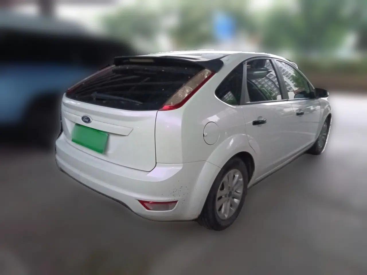 Ford Focus 2013 Hatchback Classic 1.8L Manual Base Model — миниатюра 6