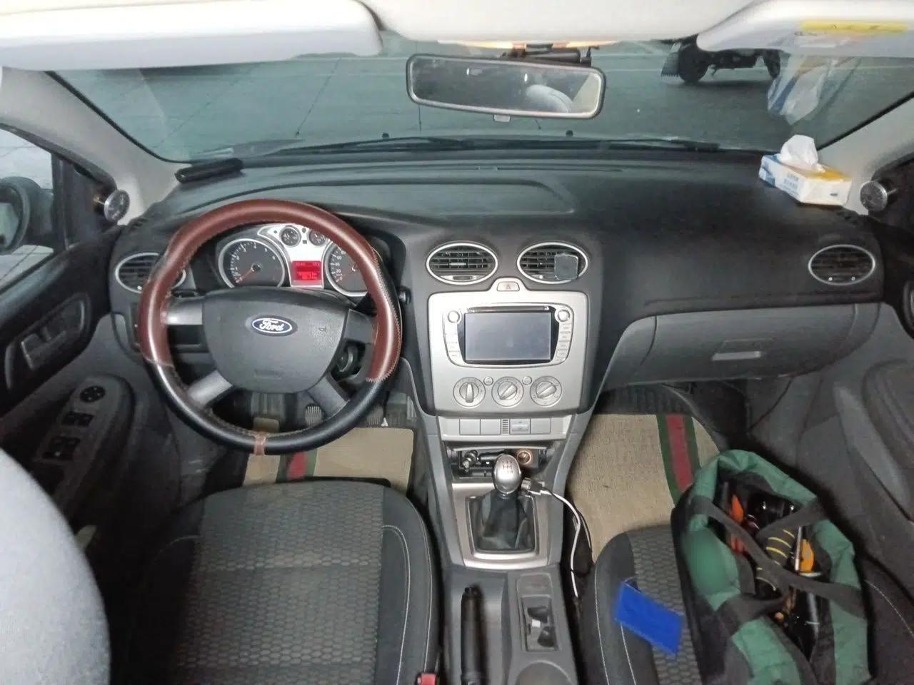 Ford Focus 2013 Hatchback Classic 1.8L Manual Base Model — миниатюра 9