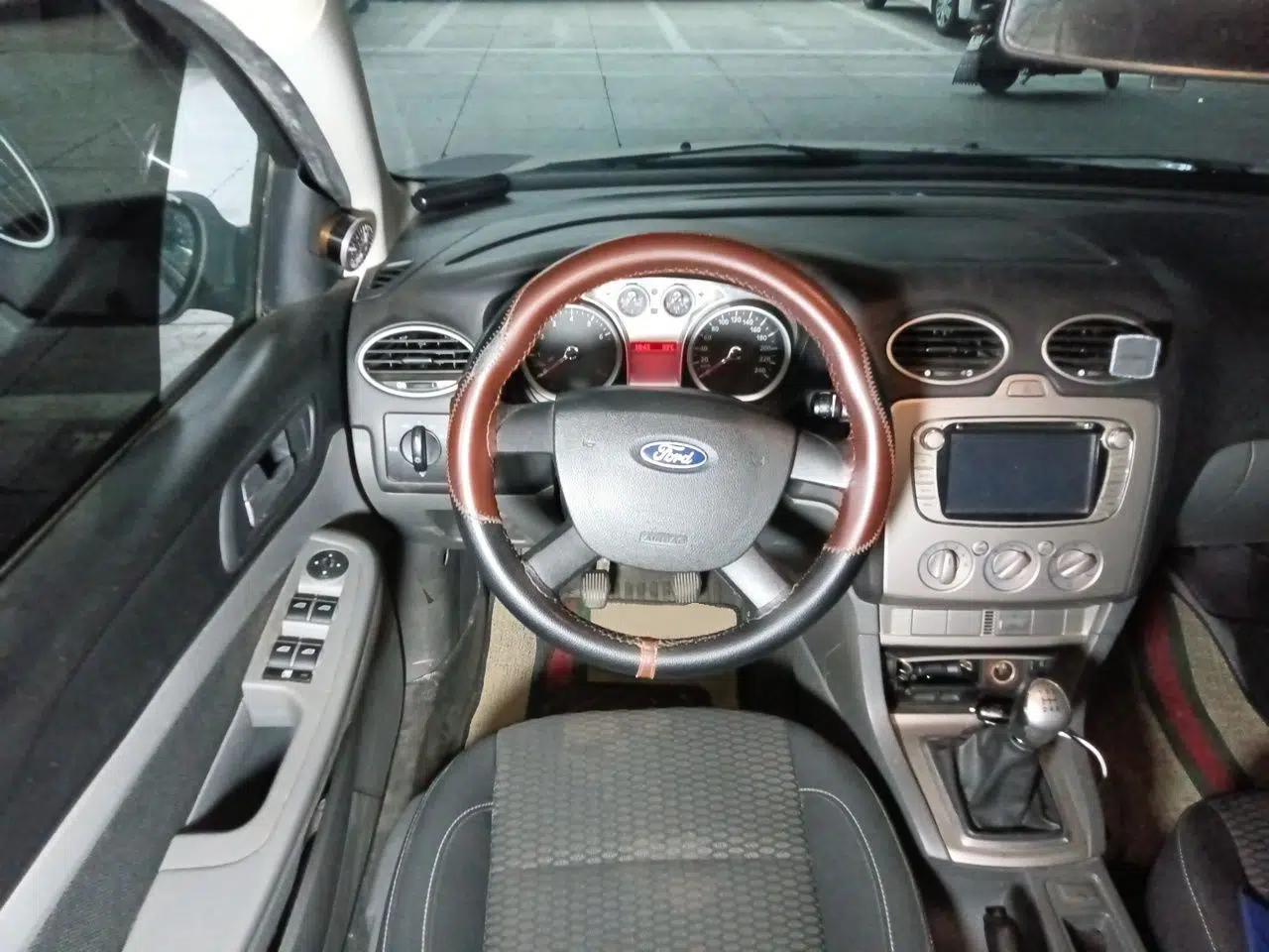 Ford Focus 2013 Hatchback Classic 1.8L Manual Base Model — миниатюра 10