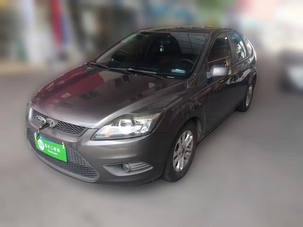 Ford Focus 2013 Hatchback Classic 1.8L Manual Base Model — миниатюра 1