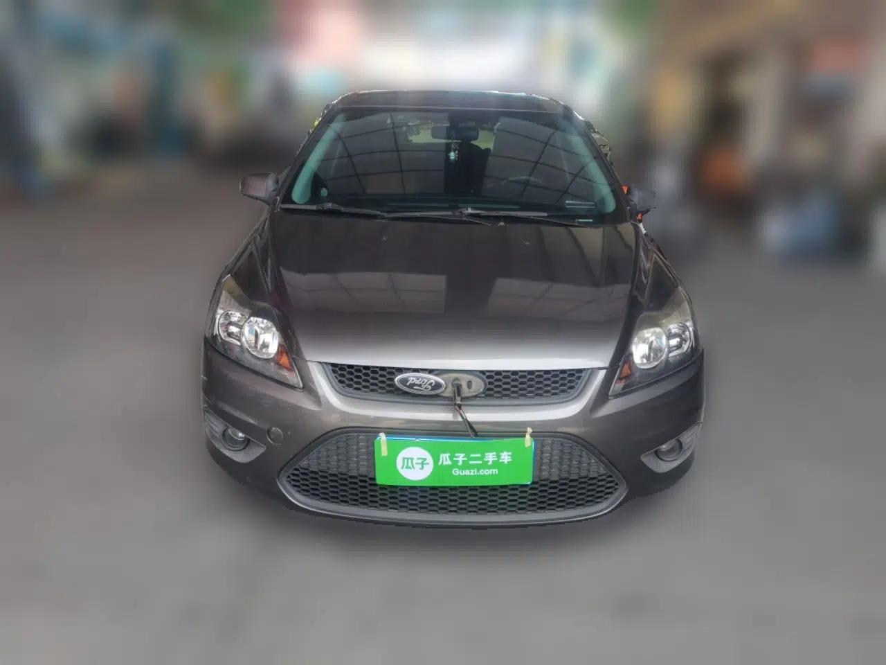 Ford Focus 2013 Hatchback Classic 1.8L Manual Base Model — миниатюра 2