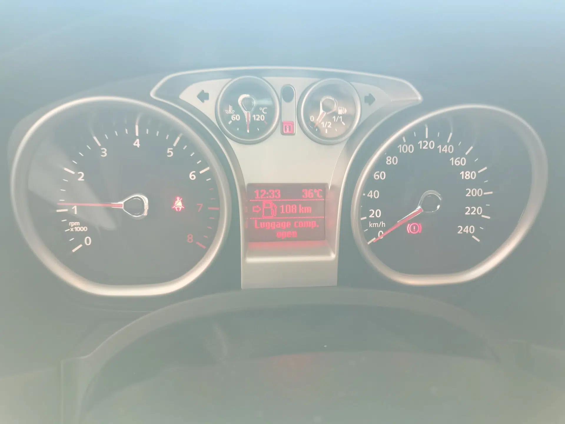 Ford Focus 2013 Hatchback Classic 1.8L Manual Base Model — миниатюра 11