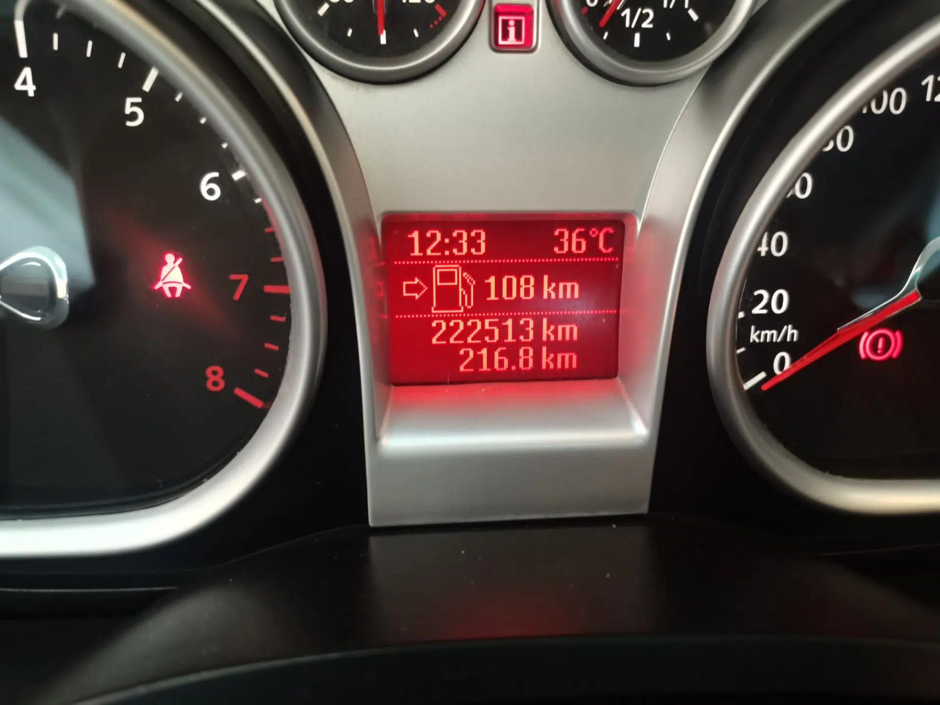 Ford Focus 2013 Hatchback Classic 1.8L Manual Base Model — миниатюра 12