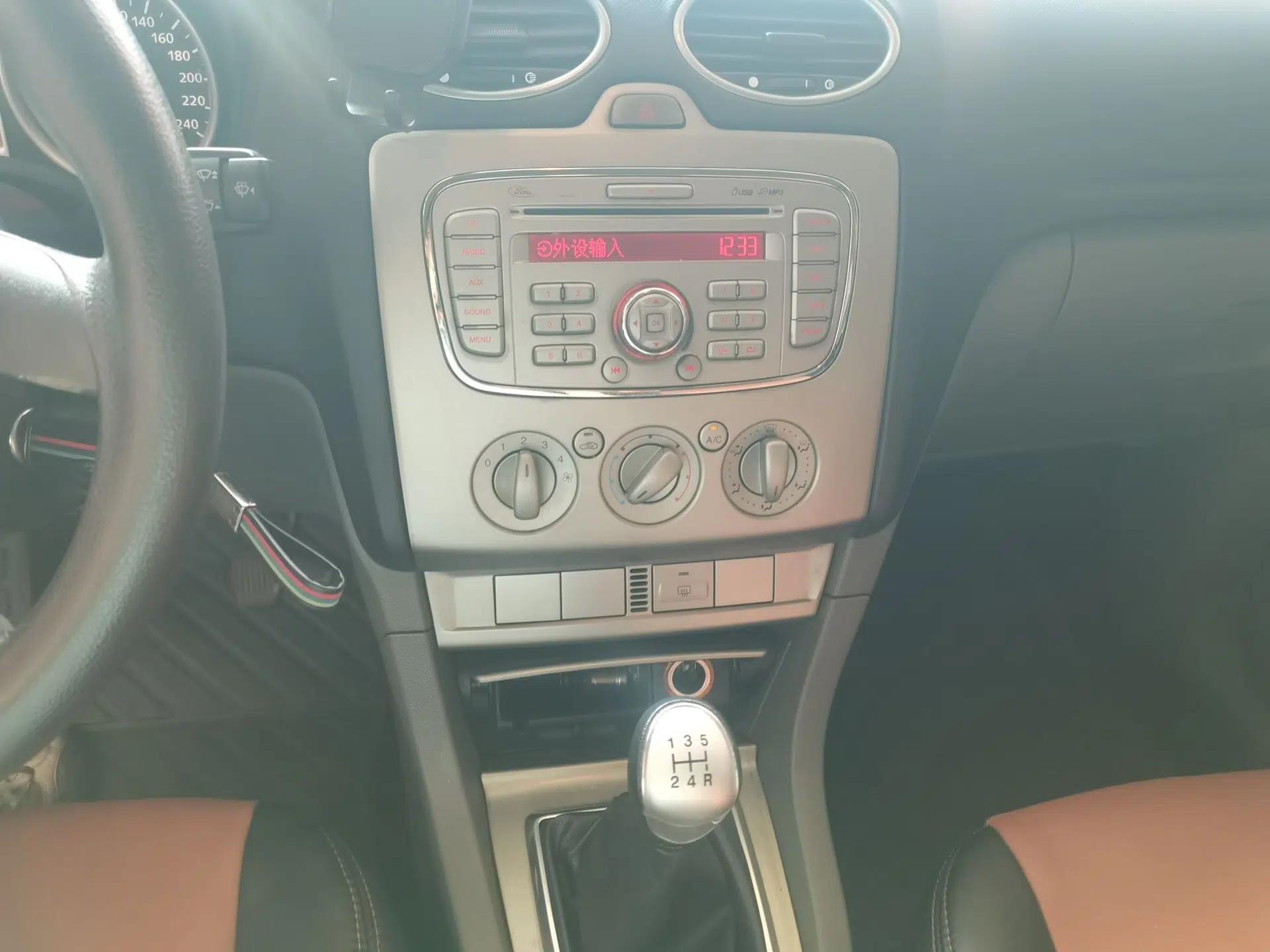 Ford Focus 2013 Hatchback Classic 1.8L Manual Base Model — миниатюра 13