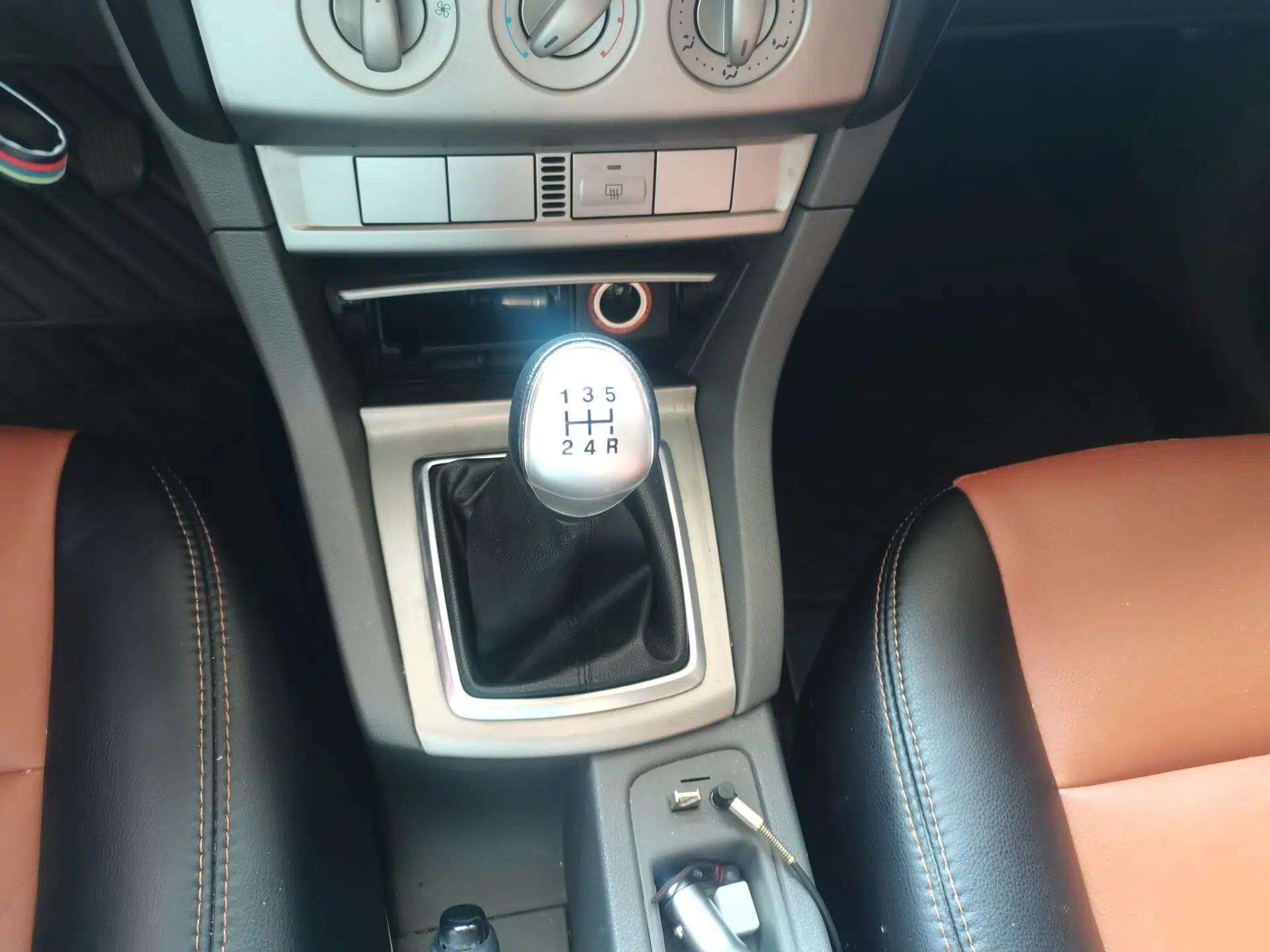 Ford Focus 2013 Hatchback Classic 1.8L Manual Base Model — миниатюра 14