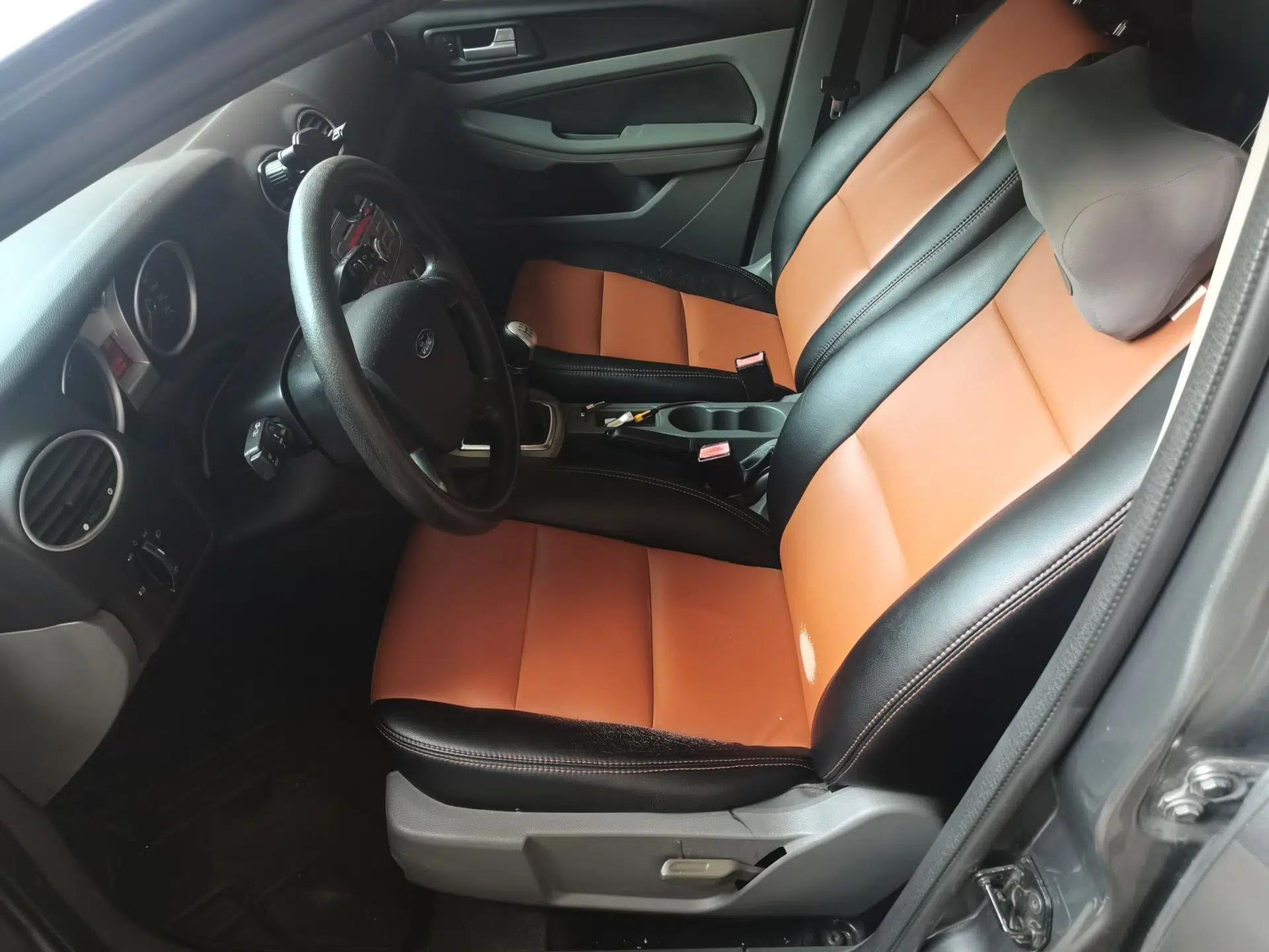 Ford Focus 2013 Hatchback Classic 1.8L Manual Base Model — миниатюра 15