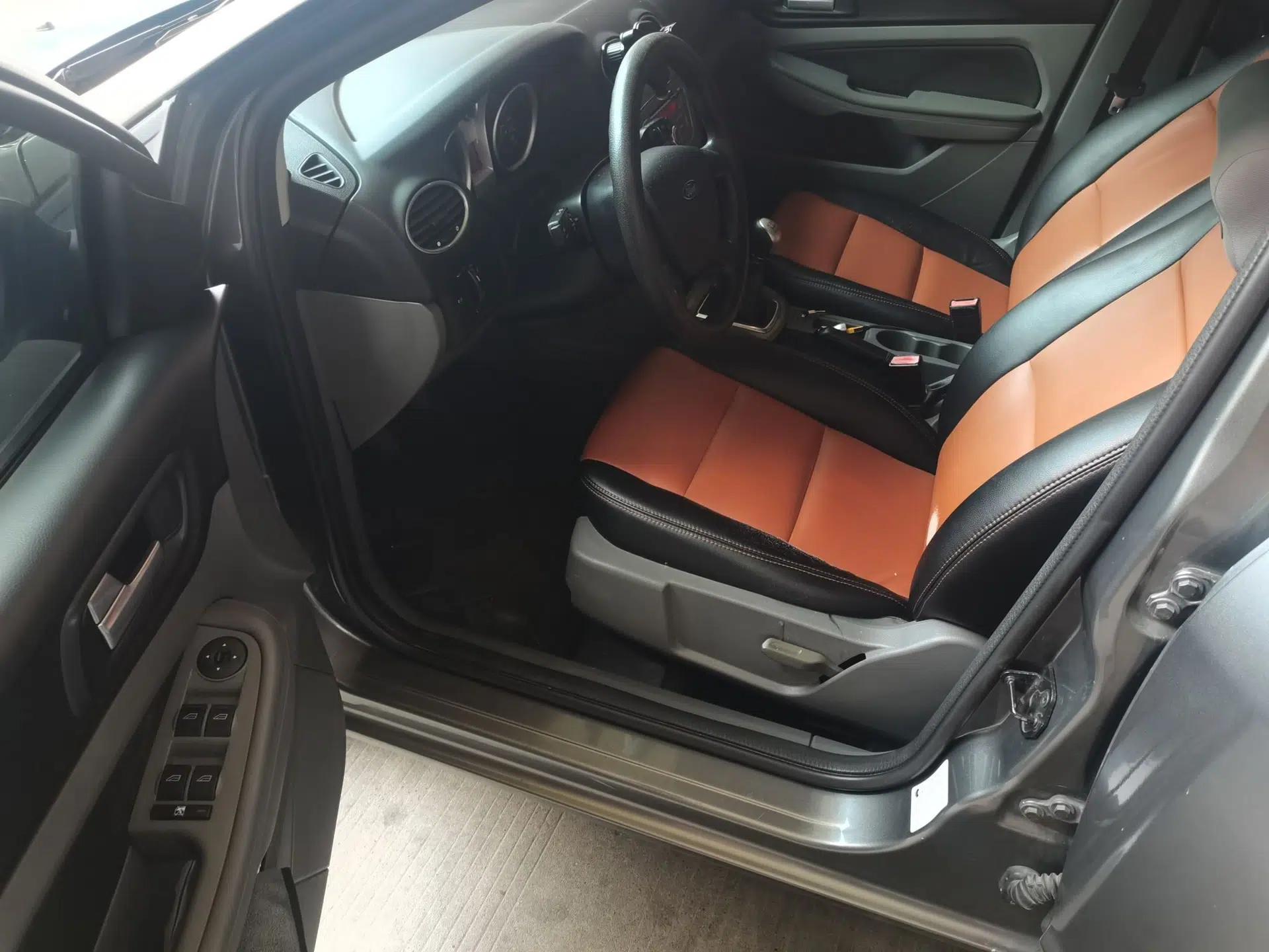 Ford Focus 2013 Hatchback Classic 1.8L Manual Base Model — миниатюра 16