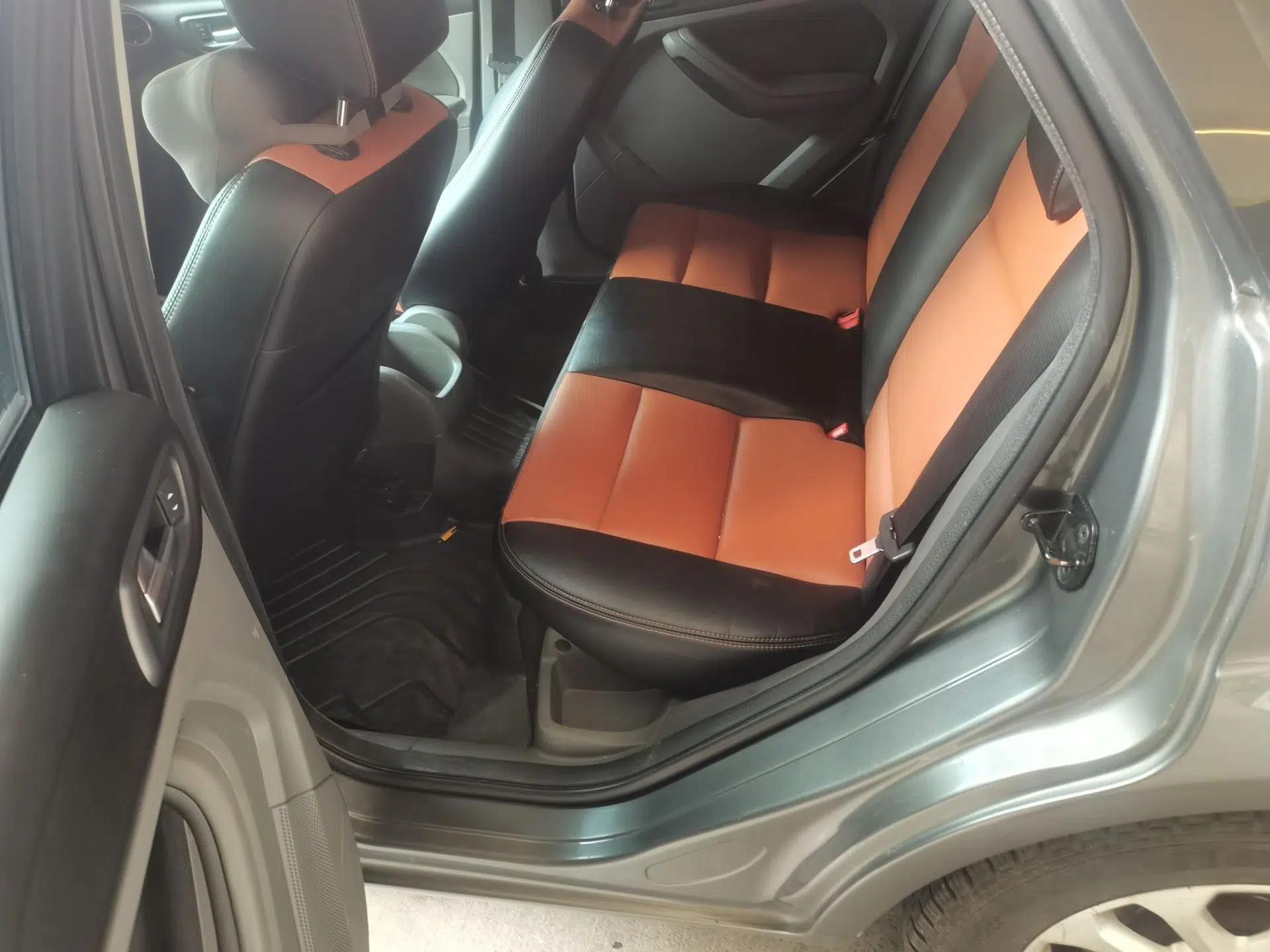 Ford Focus 2013 Hatchback Classic 1.8L Manual Base Model — миниатюра 17