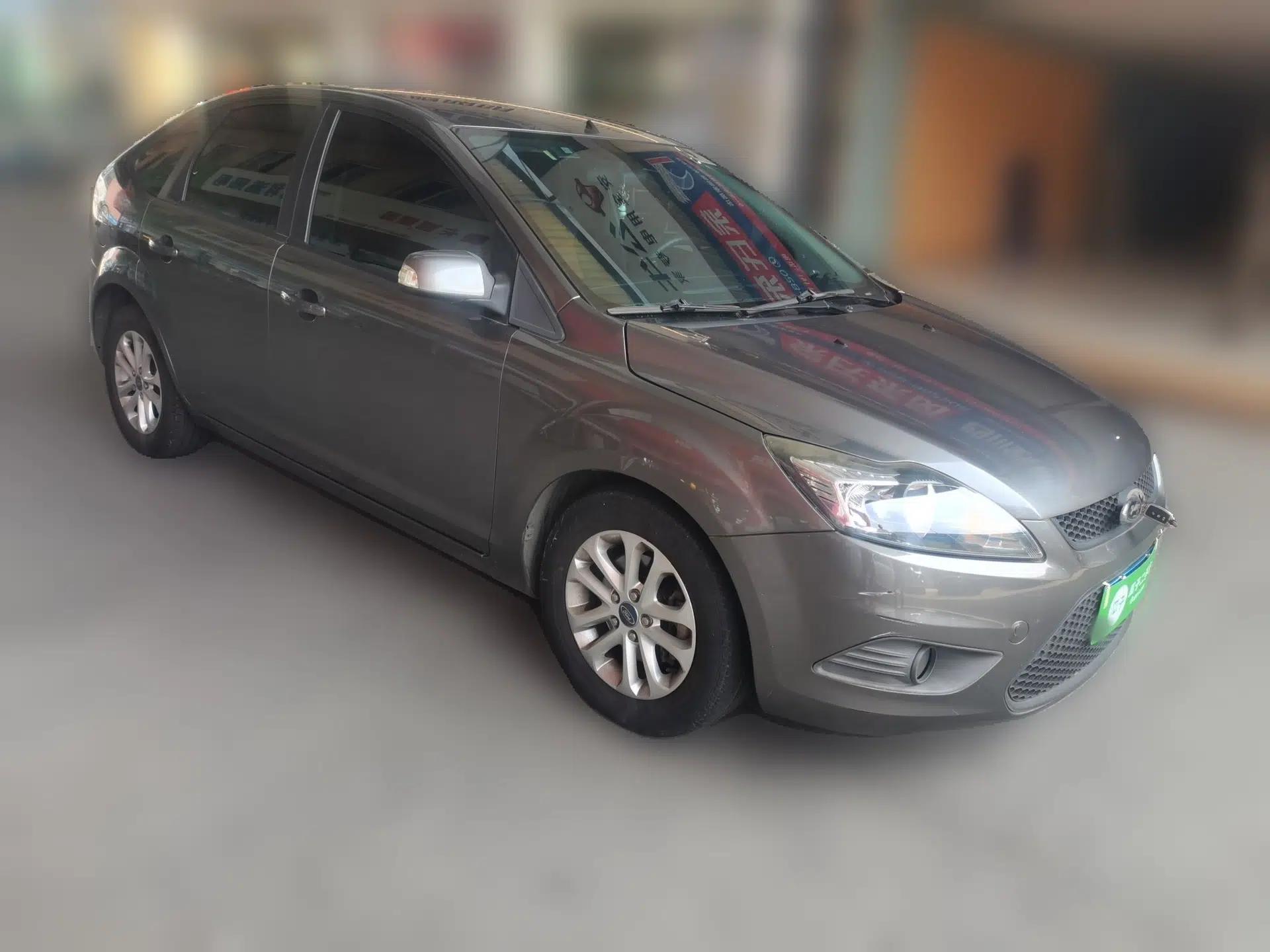 Ford Focus 2013 Hatchback Classic 1.8L Manual Base Model — миниатюра 3