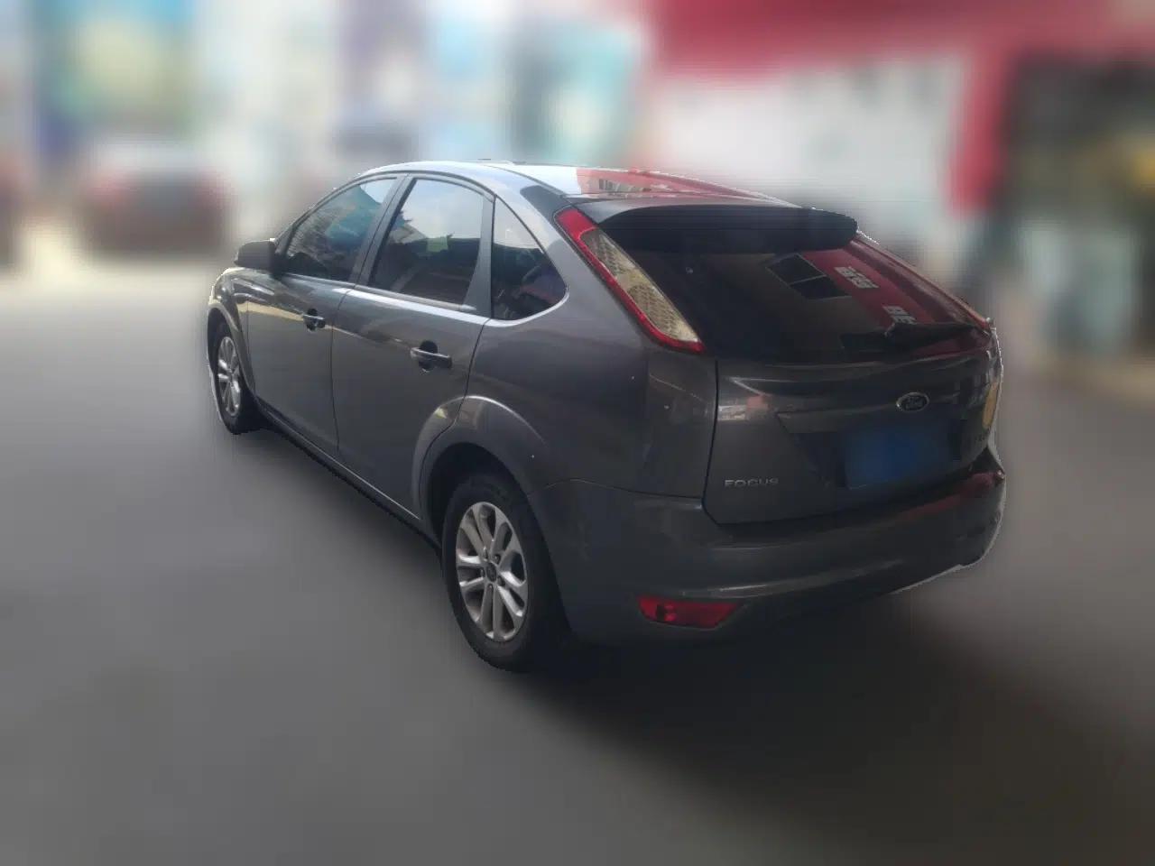 Ford Focus 2013 Hatchback Classic 1.8L Manual Base Model — миниатюра 4