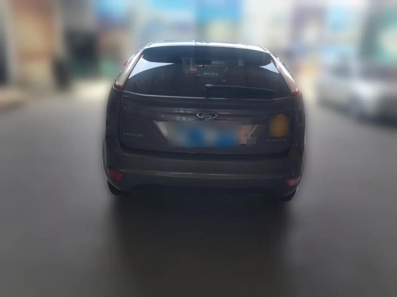 Ford Focus 2013 Hatchback Classic 1.8L Manual Base Model — миниатюра 5
