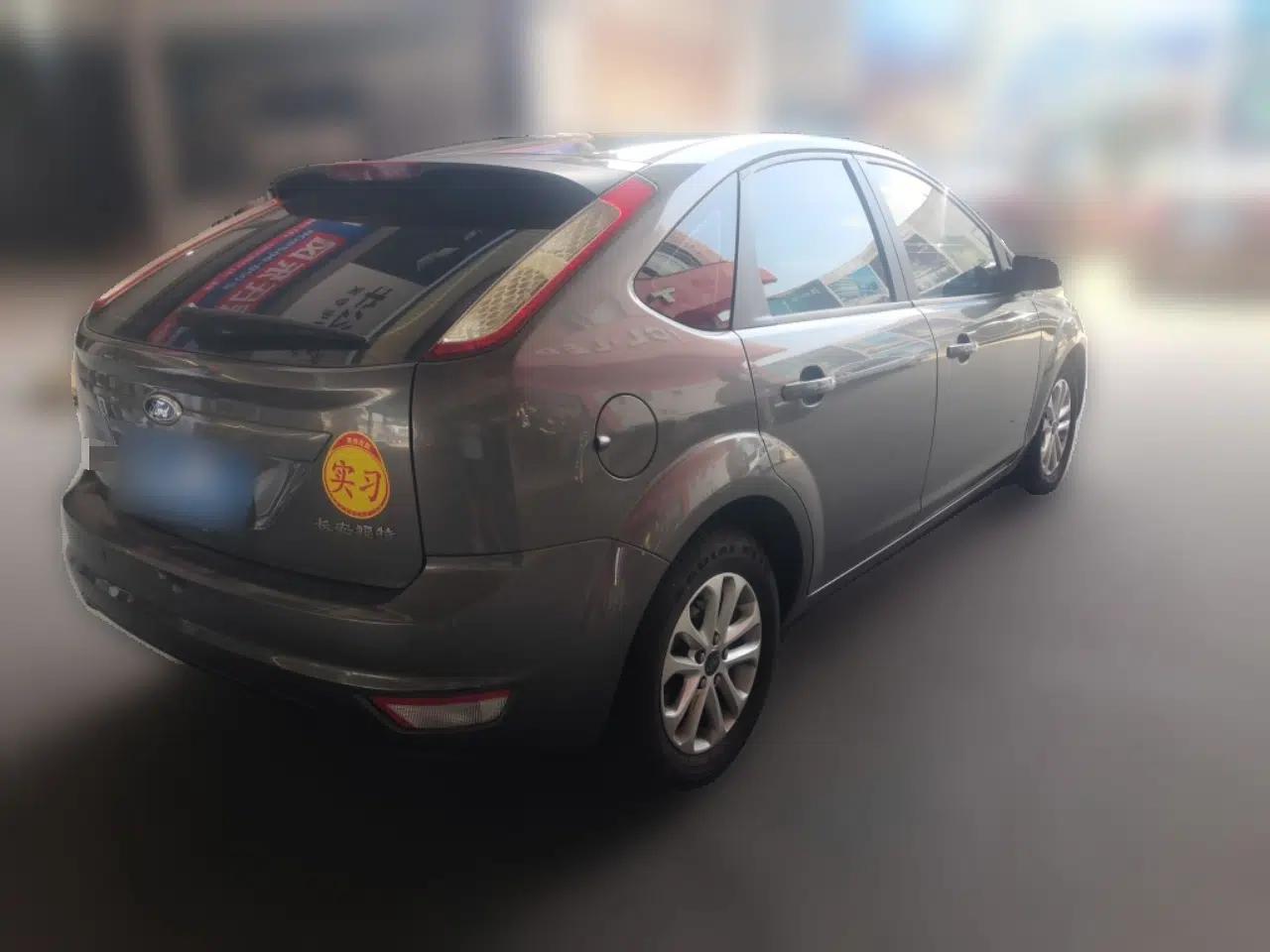 Ford Focus 2013 Hatchback Classic 1.8L Manual Base Model — миниатюра 6
