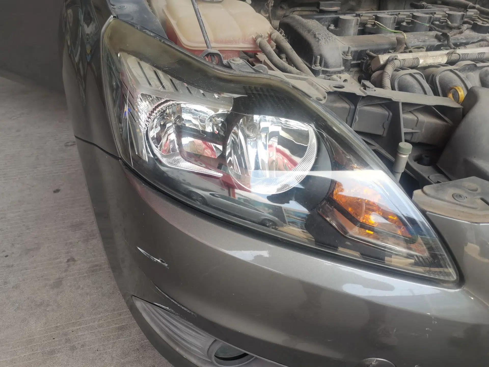 Ford Focus 2013 Hatchback Classic 1.8L Manual Base Model — миниатюра 7