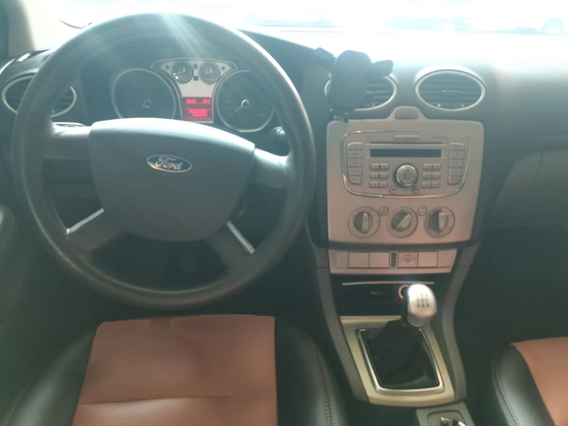 Ford Focus 2013 Hatchback Classic 1.8L Manual Base Model — миниатюра 9