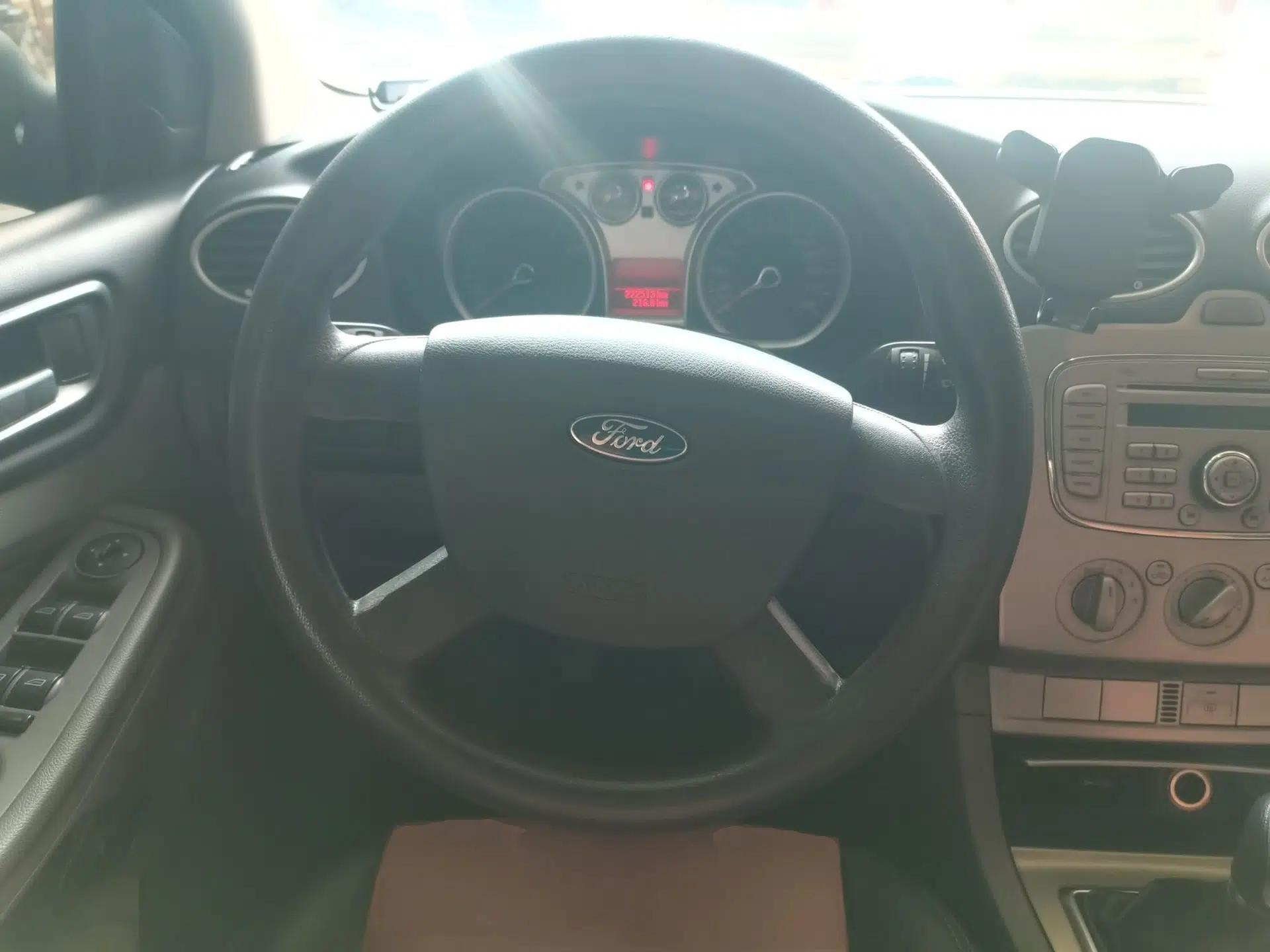 Ford Focus 2013 Hatchback Classic 1.8L Manual Base Model — миниатюра 10
