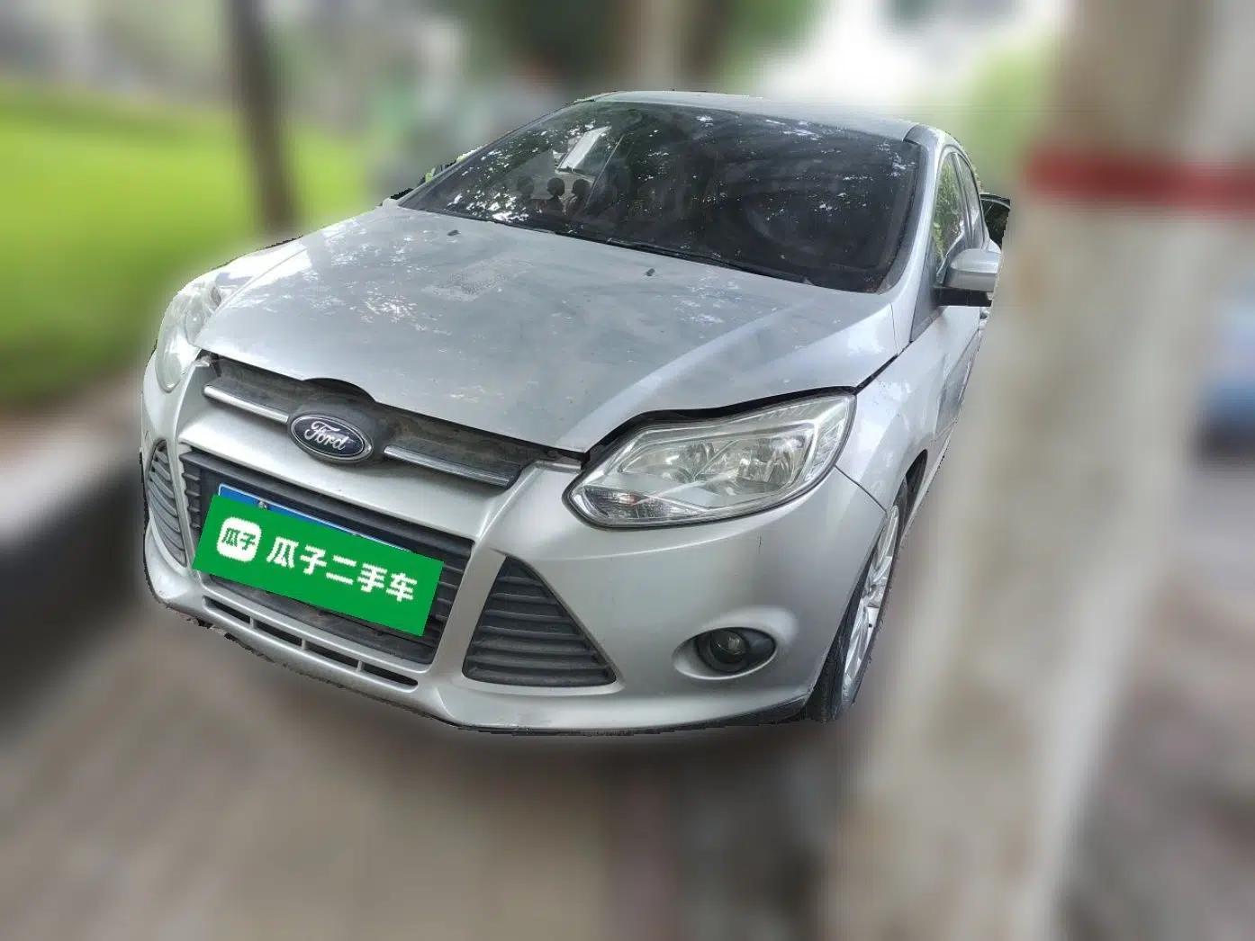 Ford Focus 2012 Sedan 1.6L Manual Comfort Model — миниатюра 1