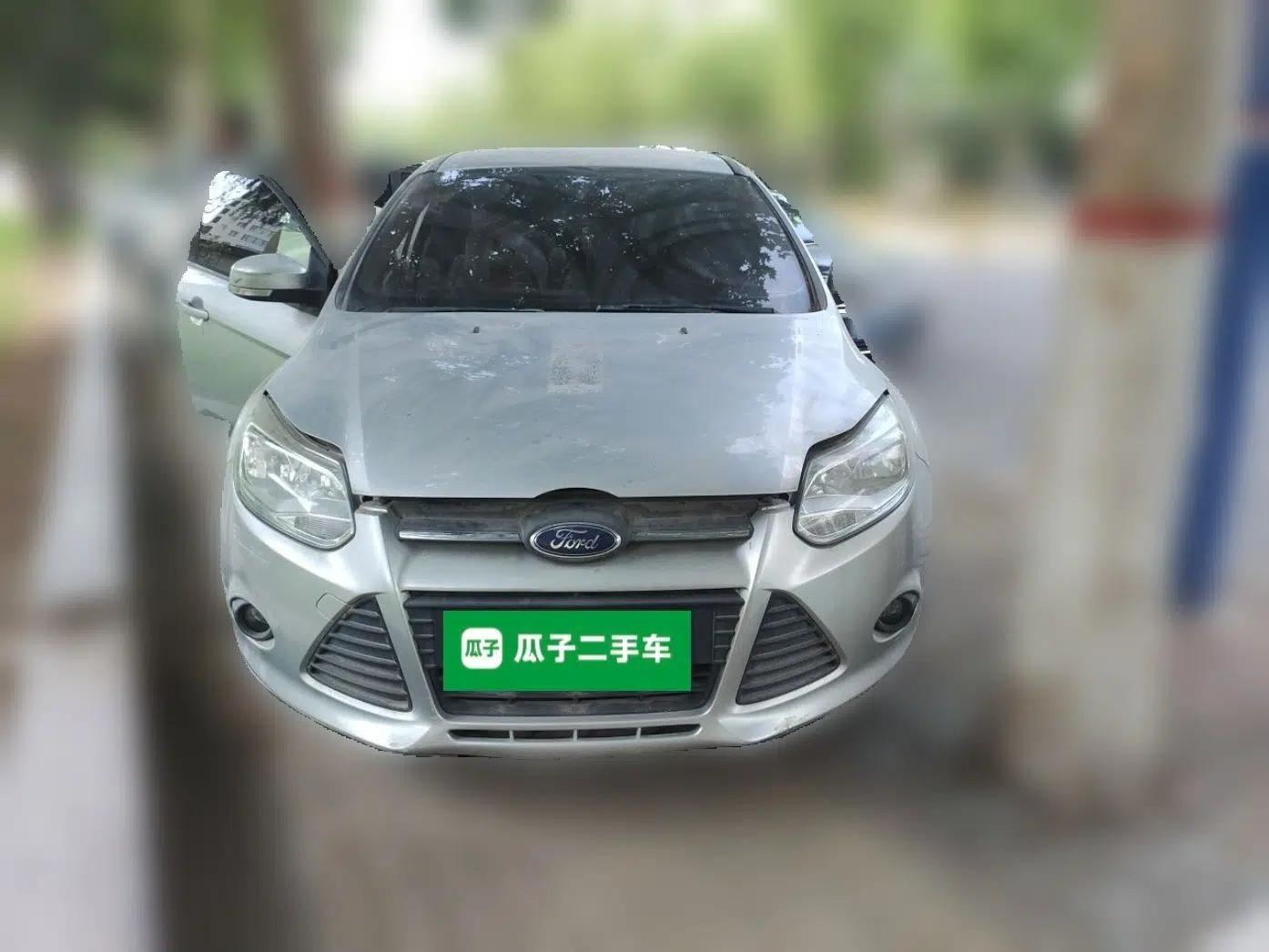 Ford Focus 2012 Sedan 1.6L Manual Comfort Model — миниатюра 2