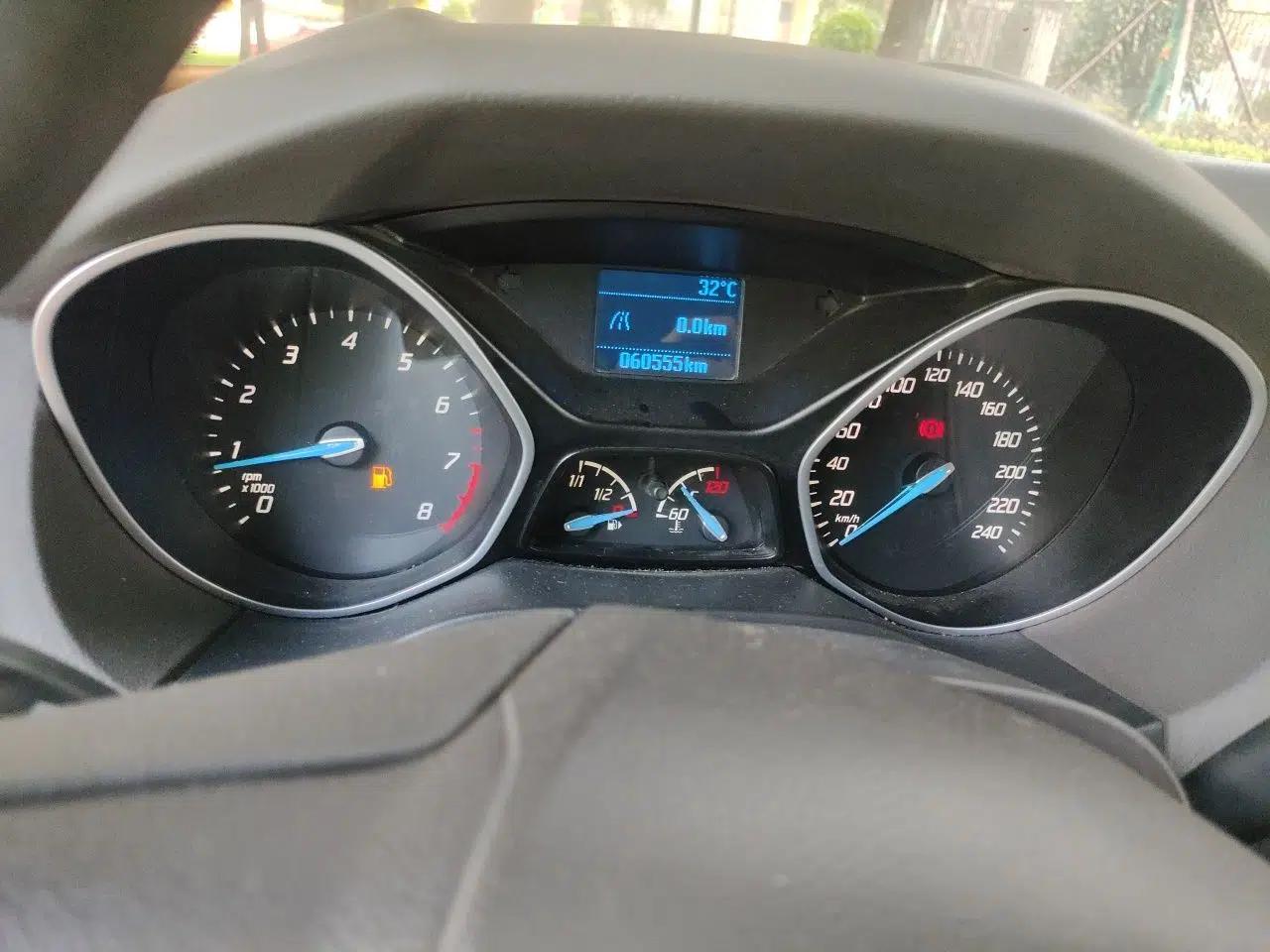 Ford Focus 2012 Sedan 1.6L Manual Comfort Model — миниатюра 11