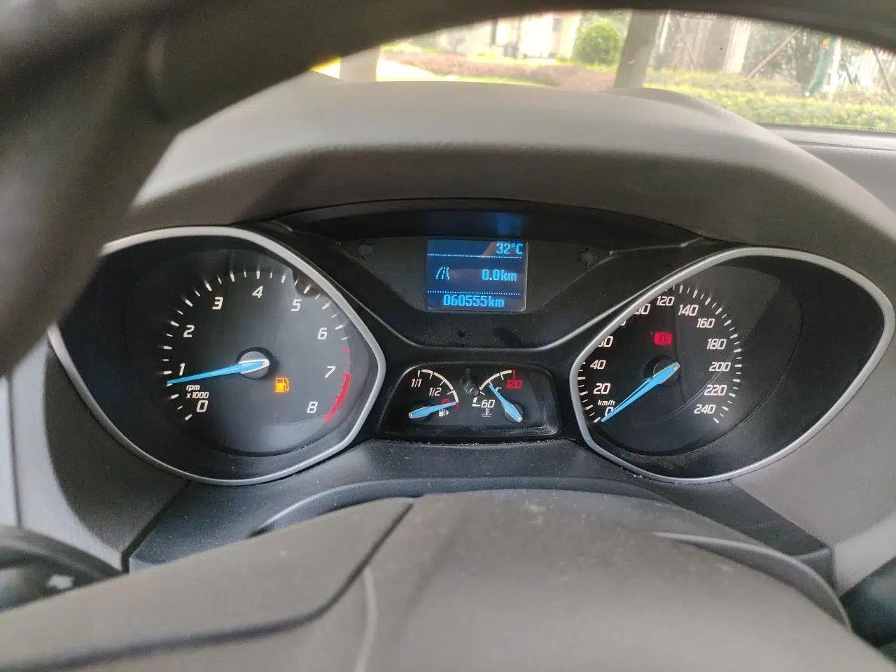 Ford Focus 2012 Sedan 1.6L Manual Comfort Model — миниатюра 12