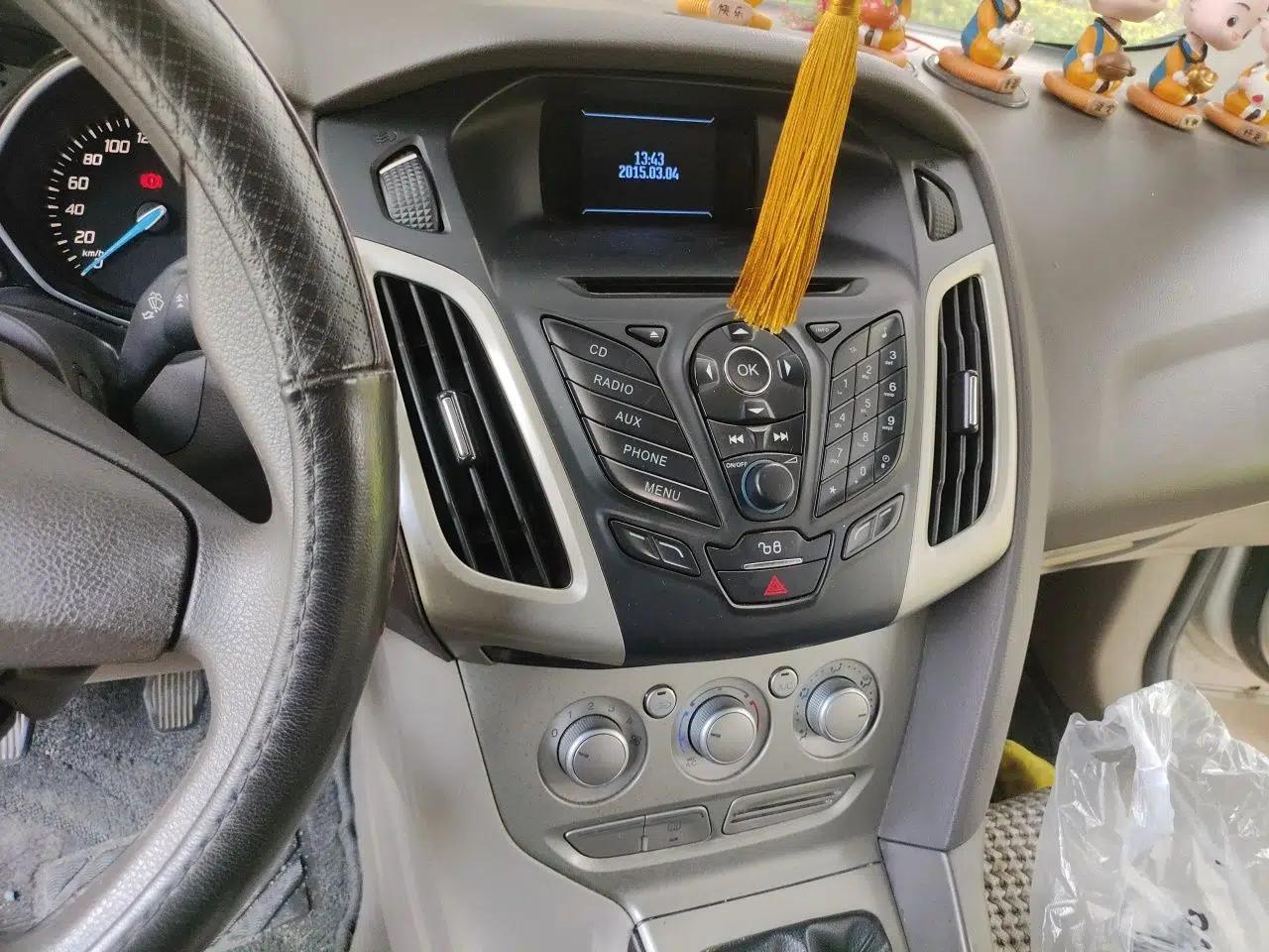 Ford Focus 2012 Sedan 1.6L Manual Comfort Model — миниатюра 13