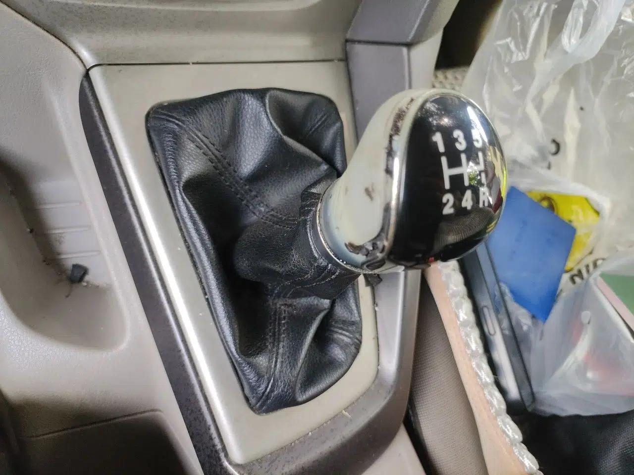 Ford Focus 2012 Sedan 1.6L Manual Comfort Model — миниатюра 14