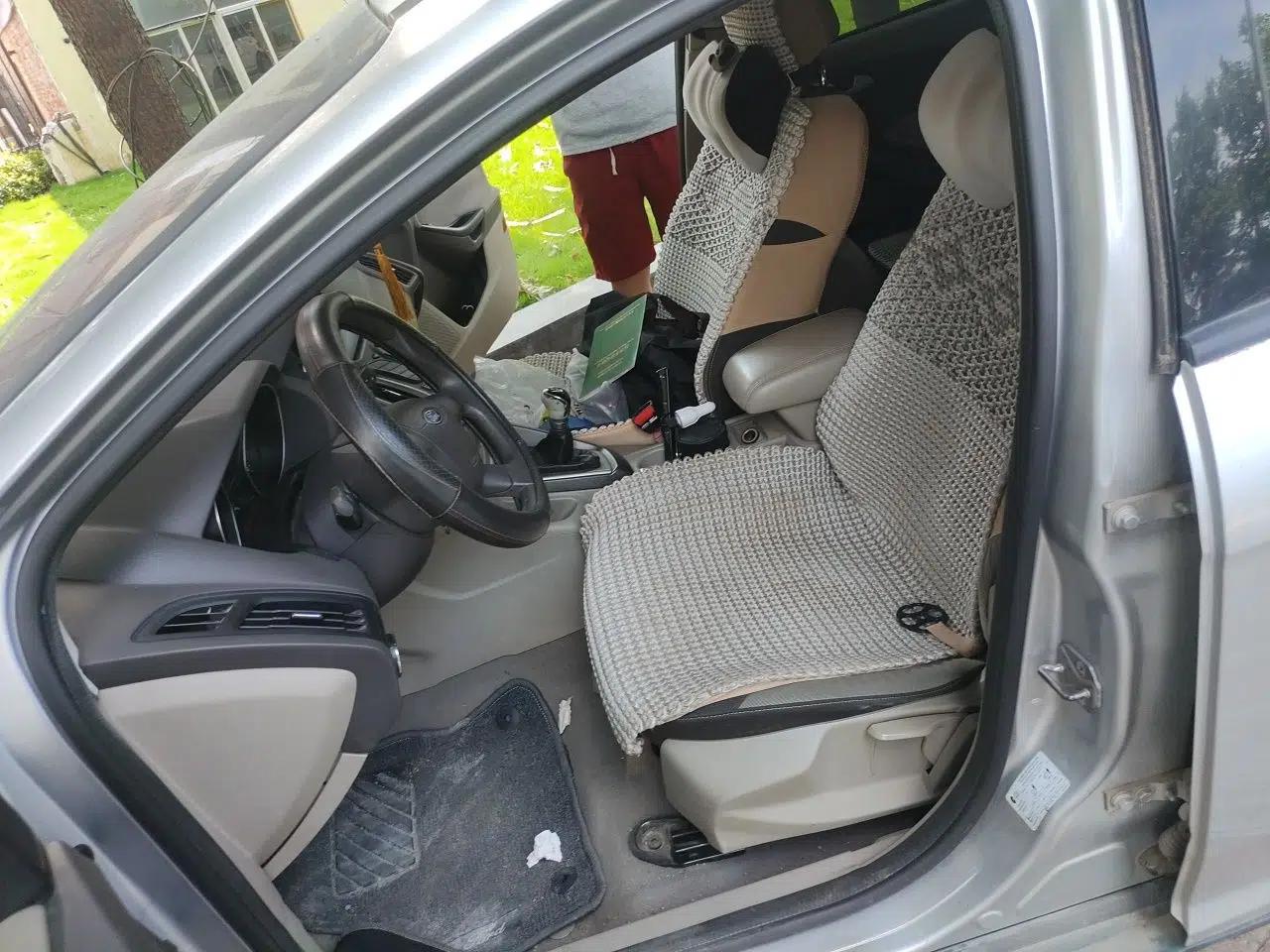 Ford Focus 2012 Sedan 1.6L Manual Comfort Model — миниатюра 15