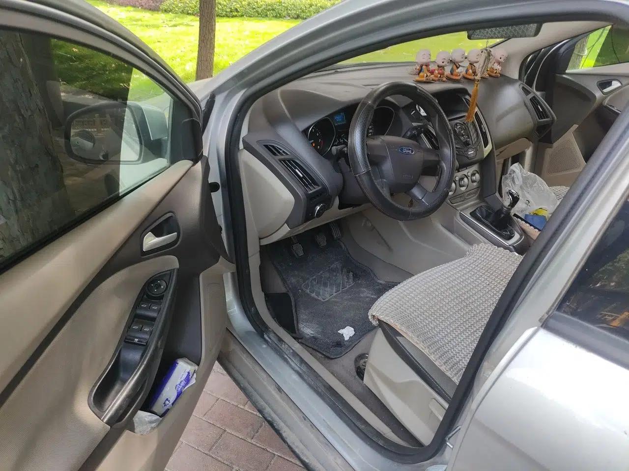 Ford Focus 2012 Sedan 1.6L Manual Comfort Model — миниатюра 16