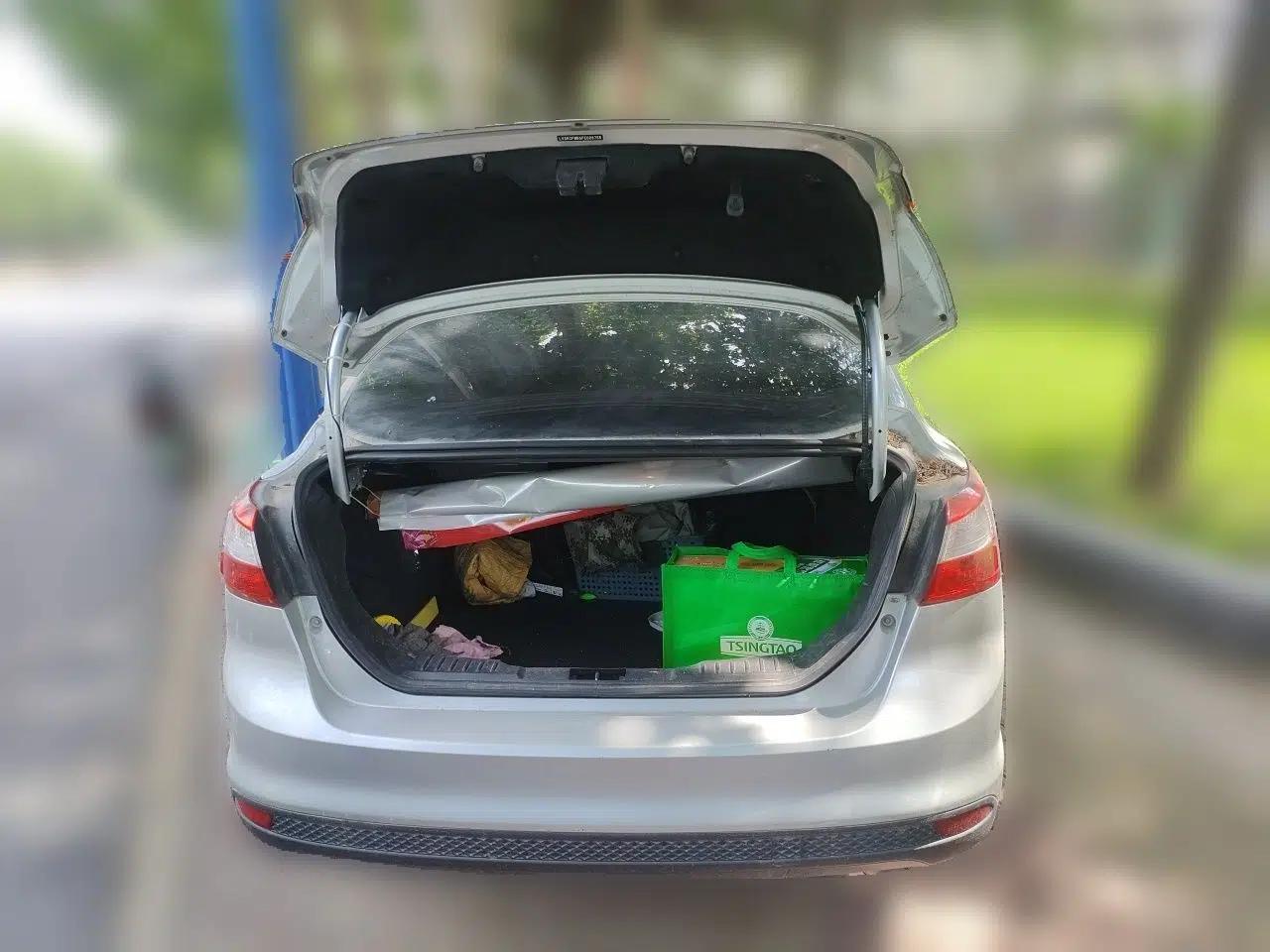 Ford Focus 2012 Sedan 1.6L Manual Comfort Model — миниатюра 19