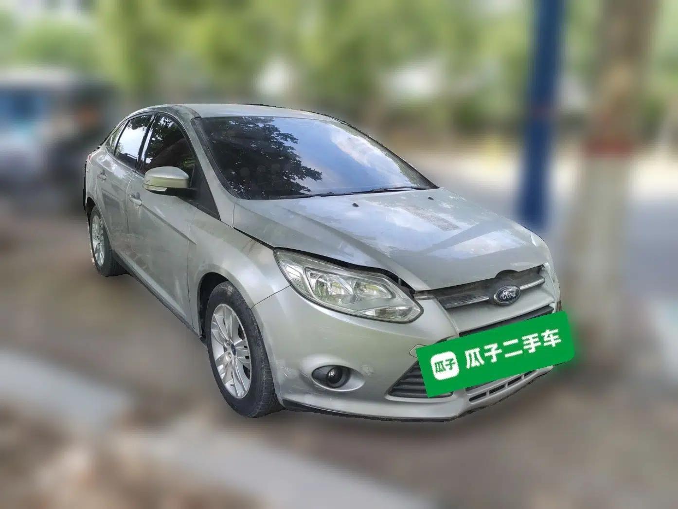 Ford Focus 2012 Sedan 1.6L Manual Comfort Model — миниатюра 3