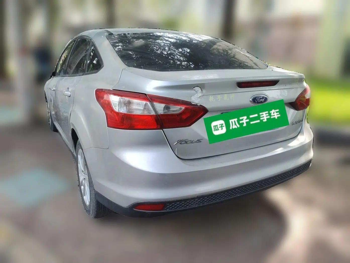 Ford Focus 2012 Sedan 1.6L Manual Comfort Model — миниатюра 4