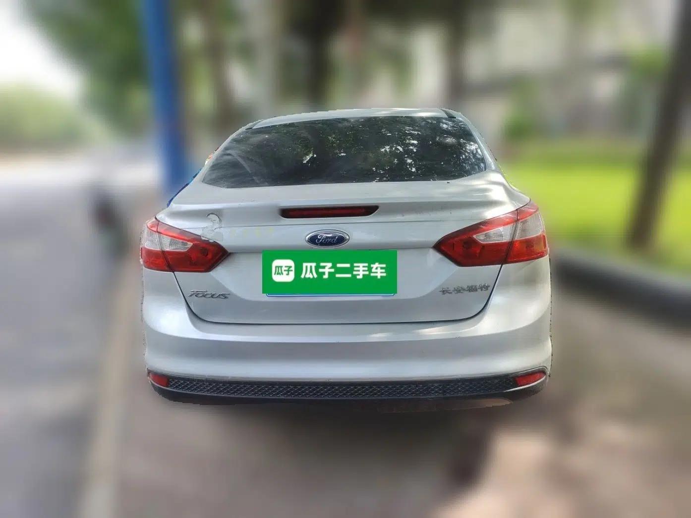 Ford Focus 2012 Sedan 1.6L Manual Comfort Model — миниатюра 5