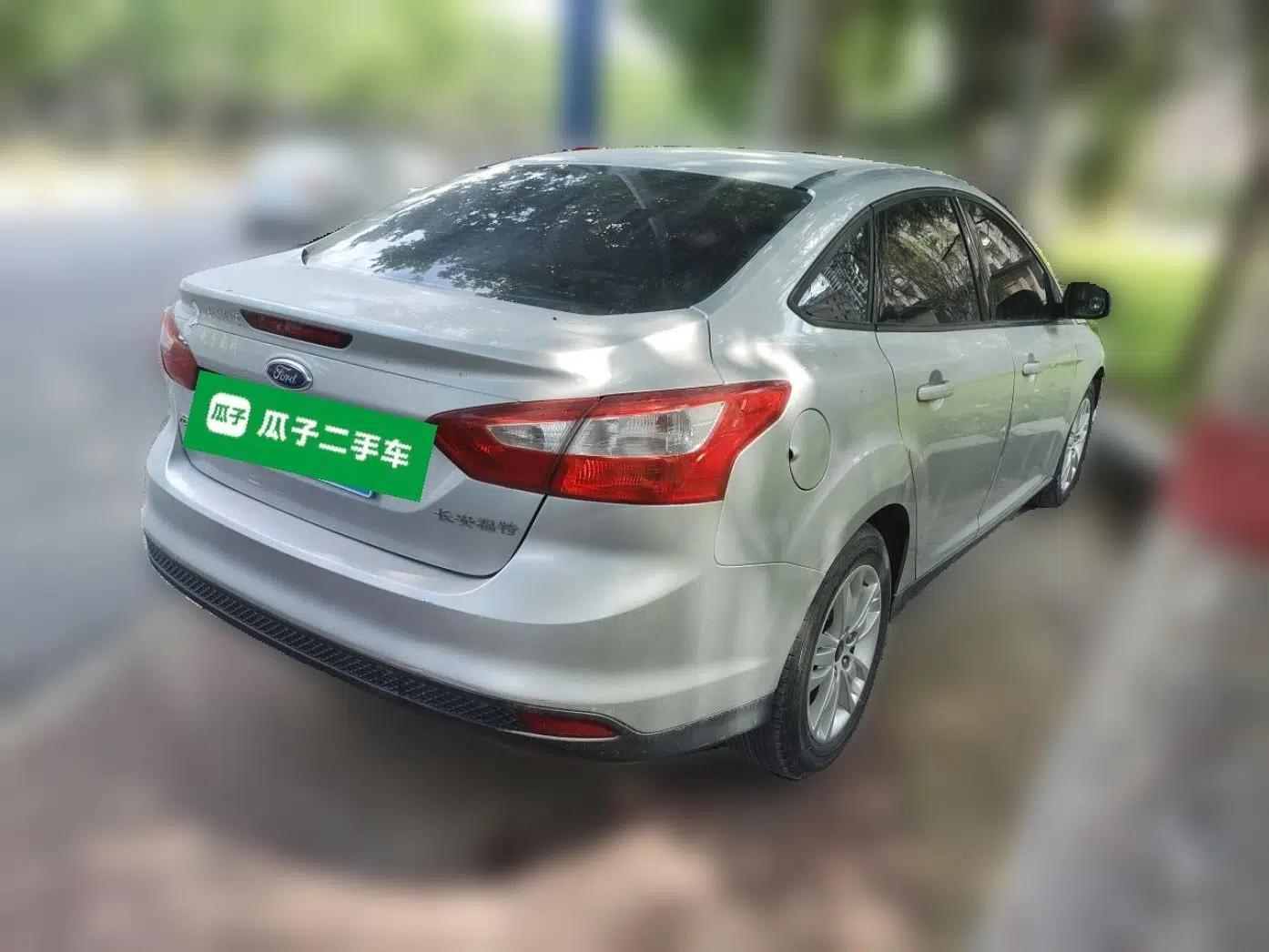 Ford Focus 2012 Sedan 1.6L Manual Comfort Model — миниатюра 6