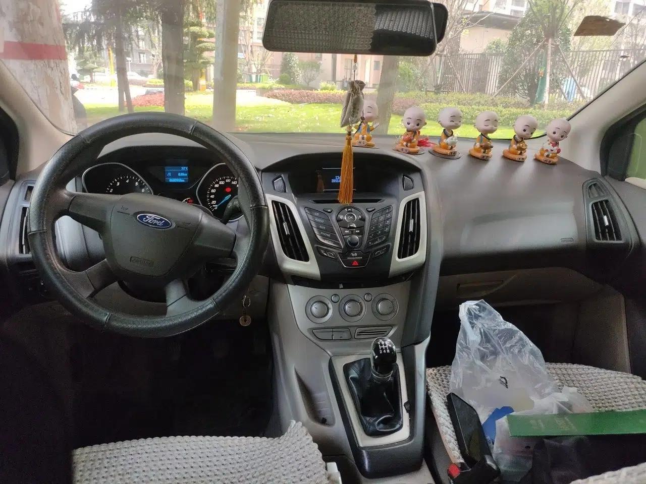 Ford Focus 2012 Sedan 1.6L Manual Comfort Model — миниатюра 9