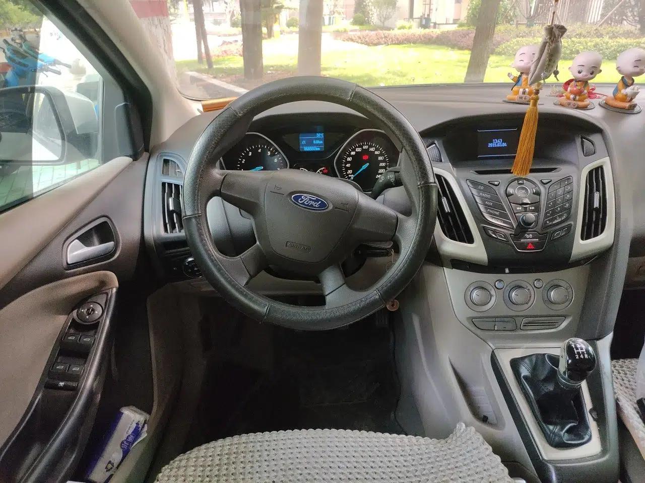 Ford Focus 2012 Sedan 1.6L Manual Comfort Model — миниатюра 10