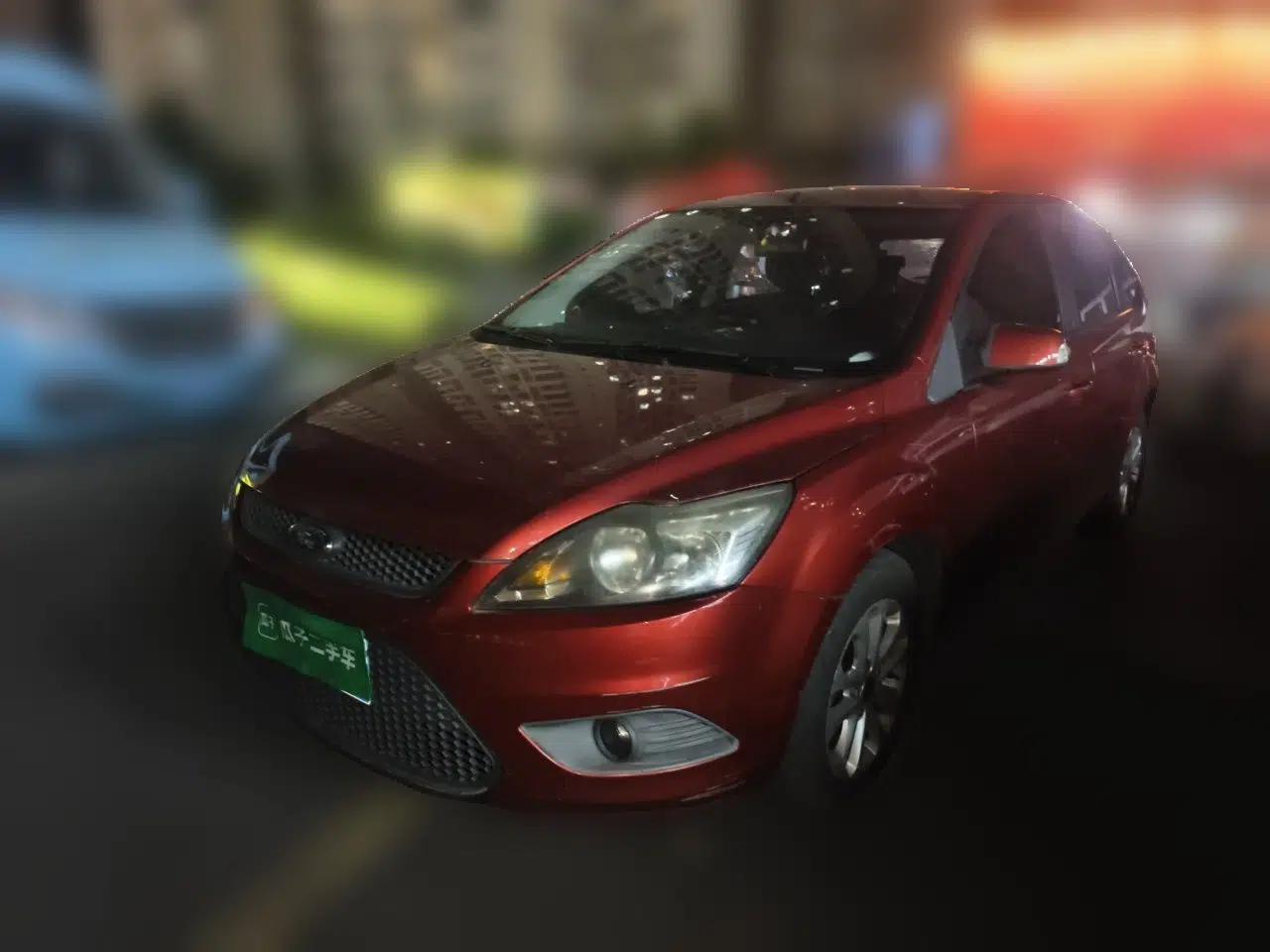 Ford Focus 2013 Hatchback Classic 1.8L Automatic Base Model — миниатюра 1