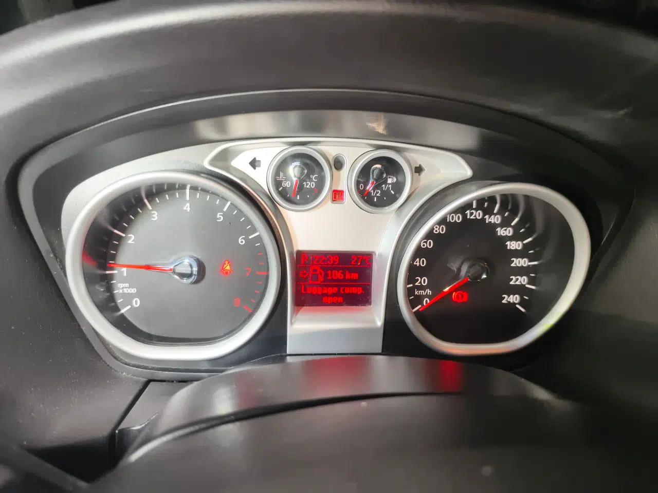 Ford Focus 2013 Hatchback Classic 1.8L Automatic Base Model — миниатюра 11