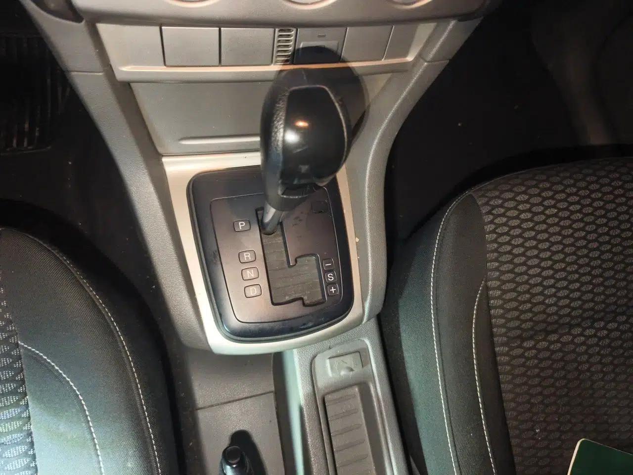 Ford Focus 2013 Hatchback Classic 1.8L Automatic Base Model — миниатюра 14