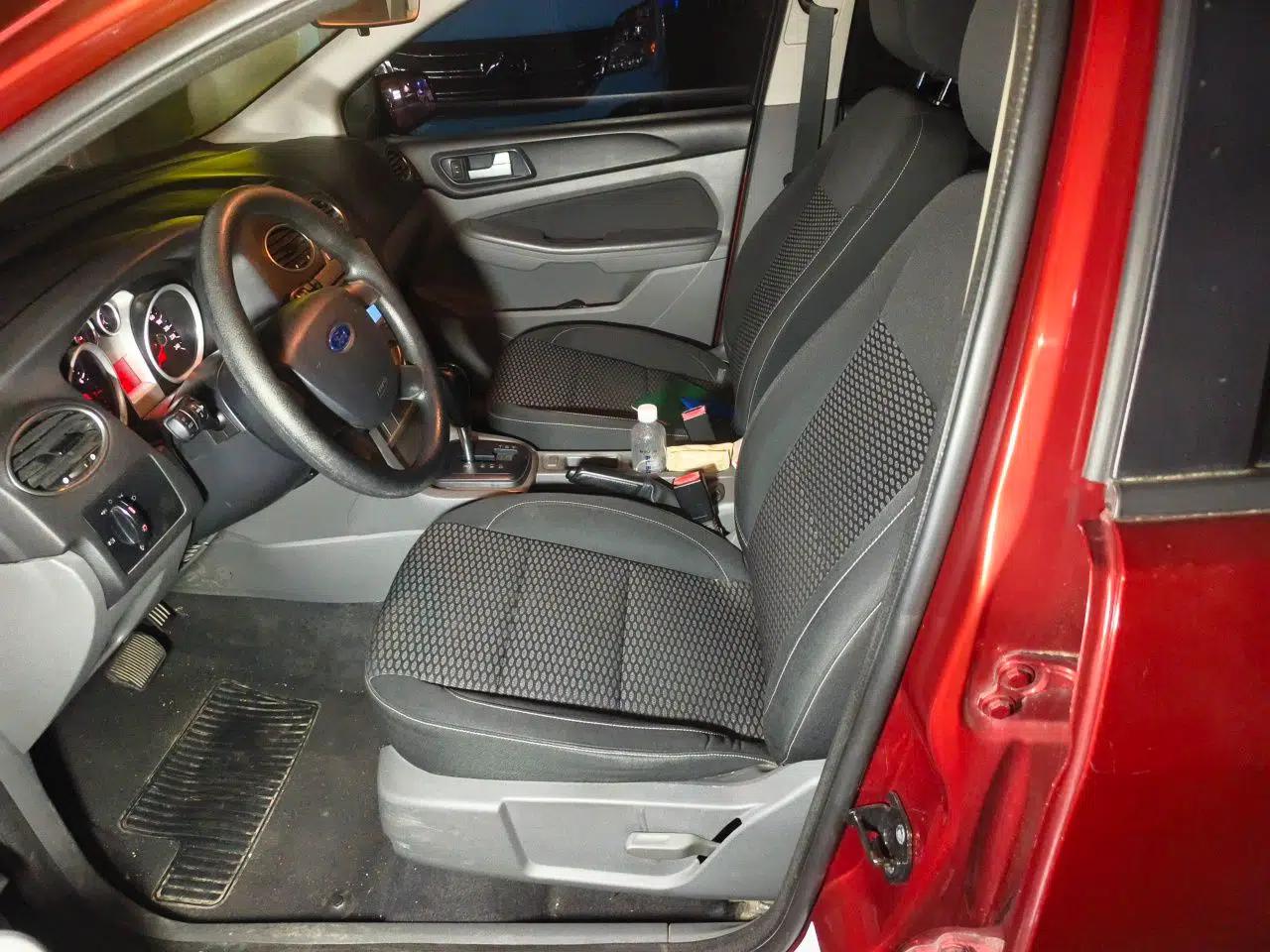 Ford Focus 2013 Hatchback Classic 1.8L Automatic Base Model — миниатюра 15