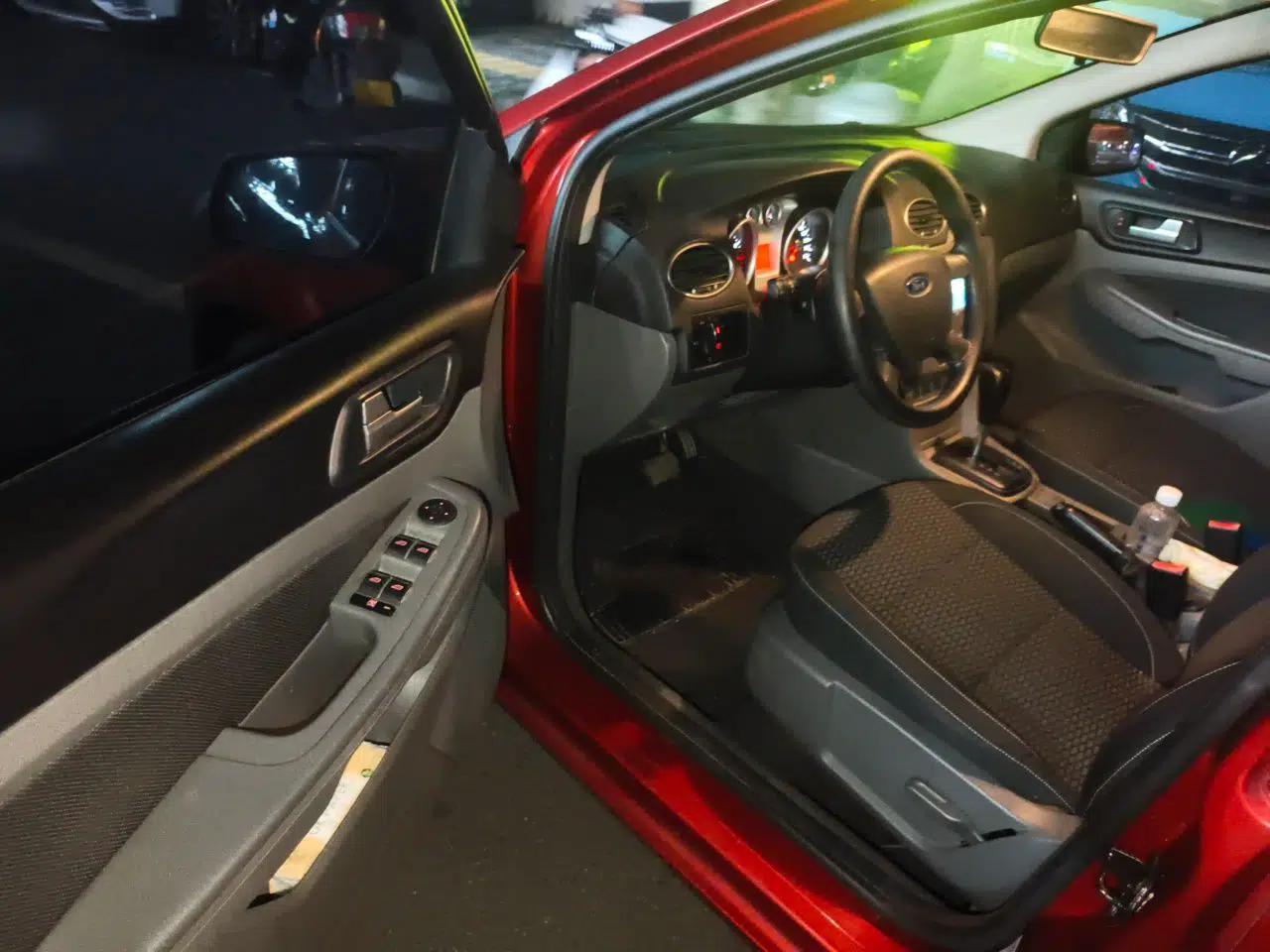 Ford Focus 2013 Hatchback Classic 1.8L Automatic Base Model — миниатюра 16