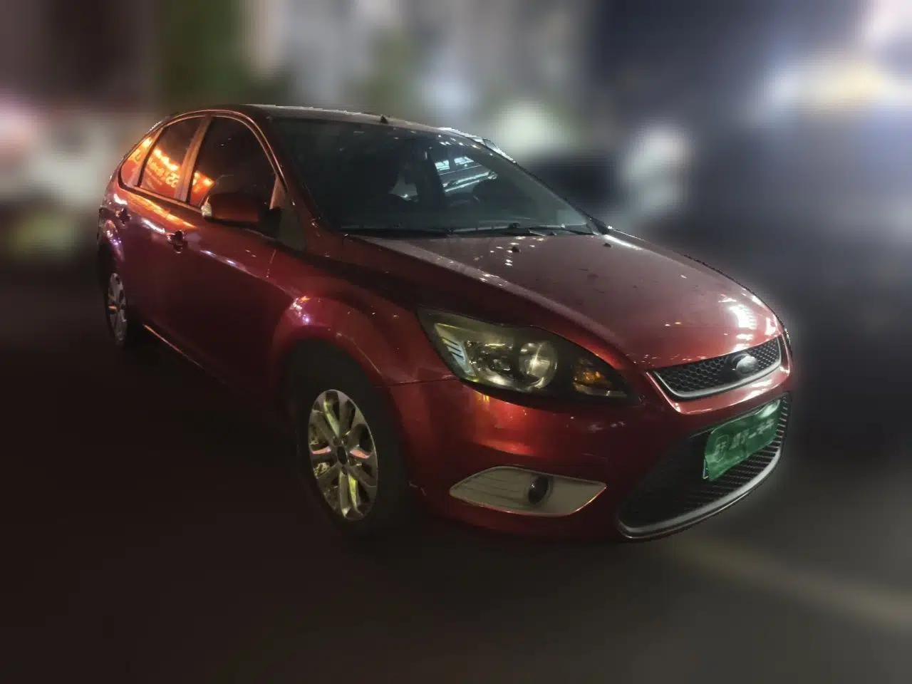 Ford Focus 2013 Hatchback Classic 1.8L Automatic Base Model — миниатюра 3