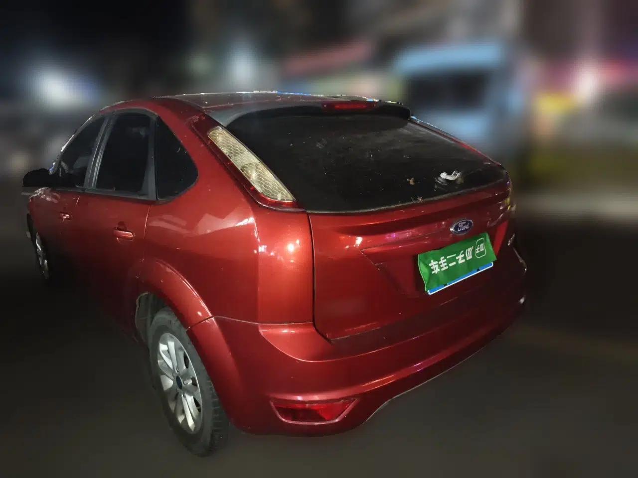 Ford Focus 2013 Hatchback Classic 1.8L Automatic Base Model — миниатюра 4