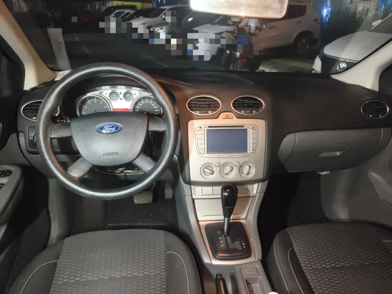 Ford Focus 2013 Hatchback Classic 1.8L Automatic Base Model — миниатюра 9