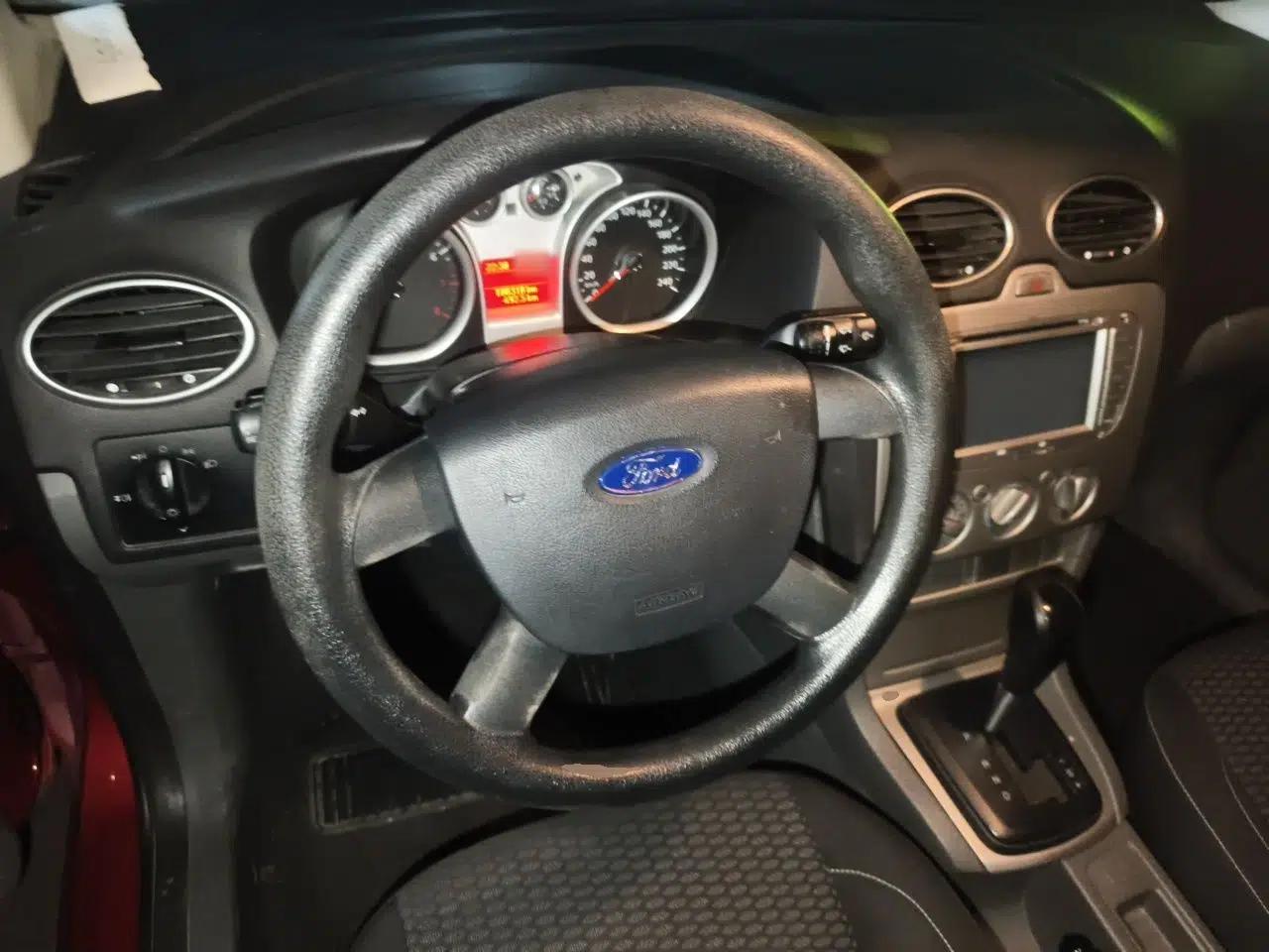 Ford Focus 2013 Hatchback Classic 1.8L Automatic Base Model — миниатюра 10